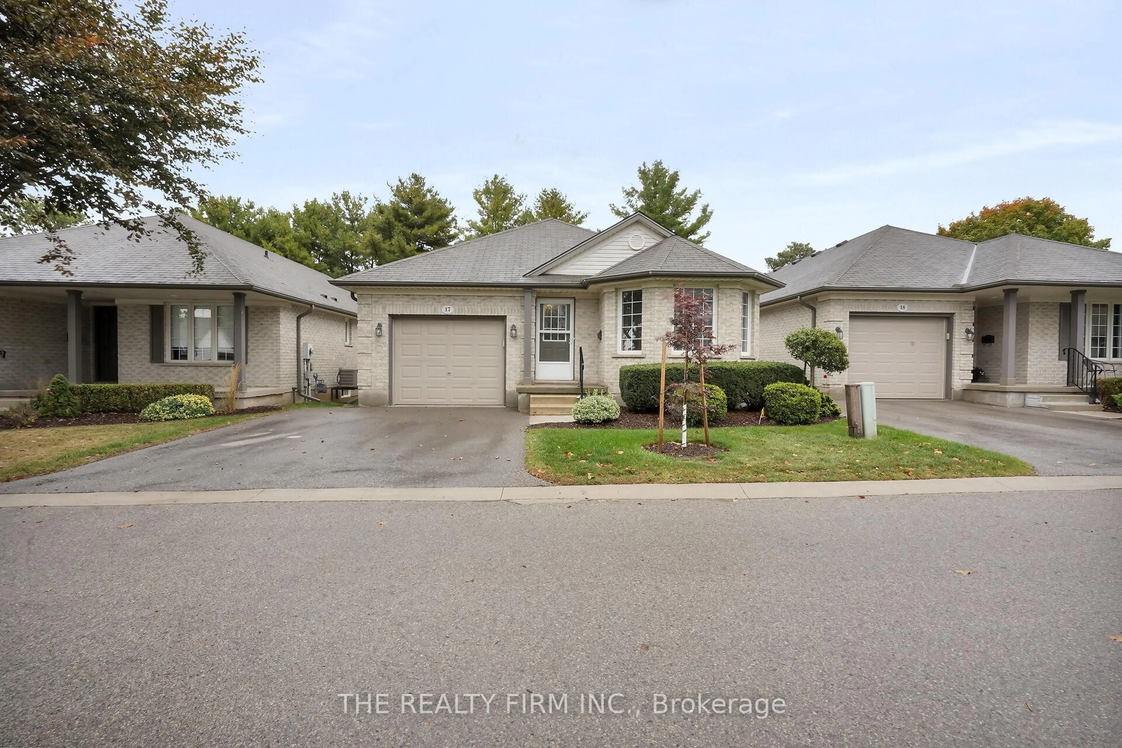 A pic from outside/outdoor area/front of a property/back of a property/a pic from drone, street for 20 Windemere Pl #17, St. Thomas Ontario N5R 6H6