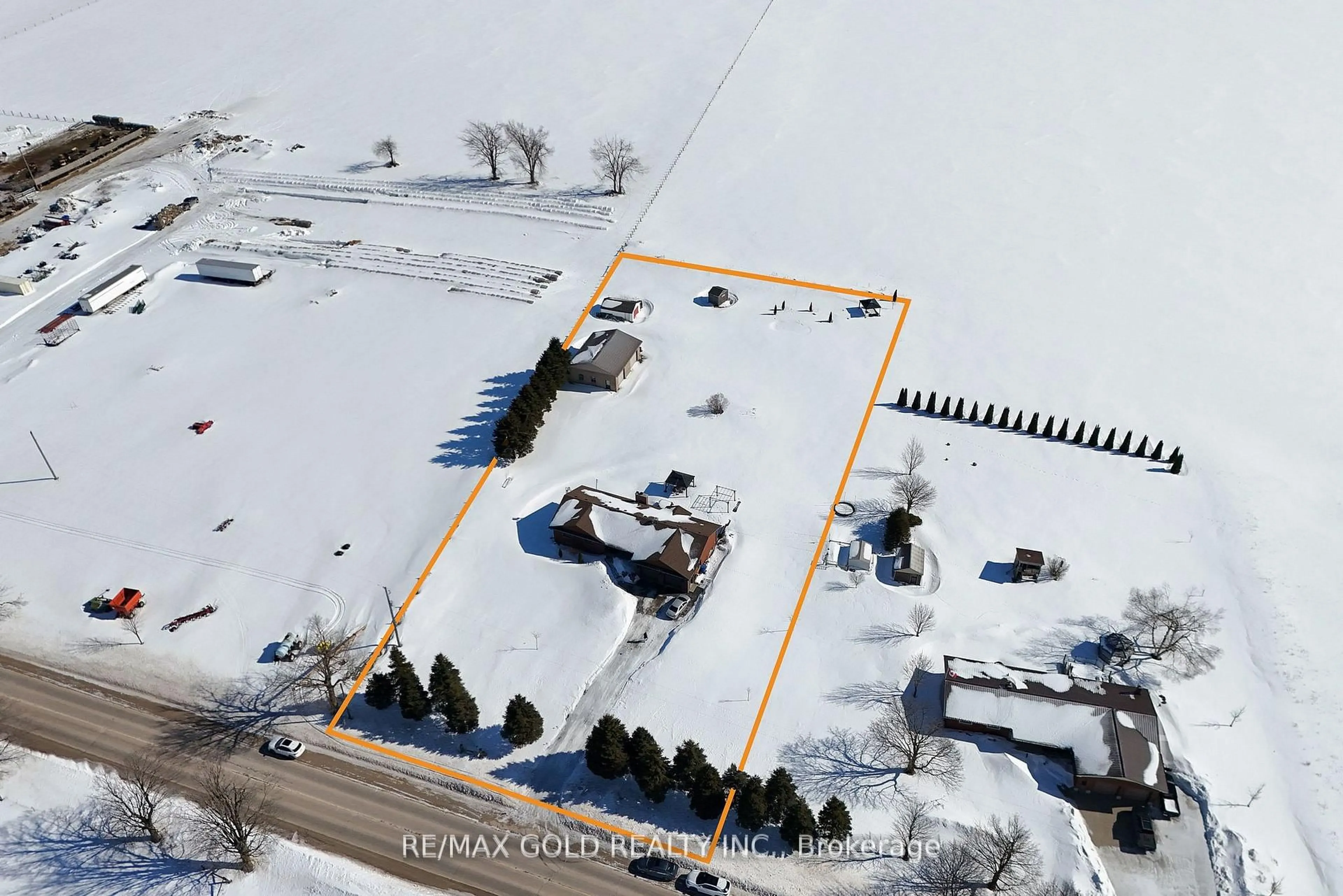 A pic from outside/outdoor area/front of a property/back of a property/a pic from drone, building for 554421 Mono - Amaranth Townline, Mono Ontario L9W 5M8