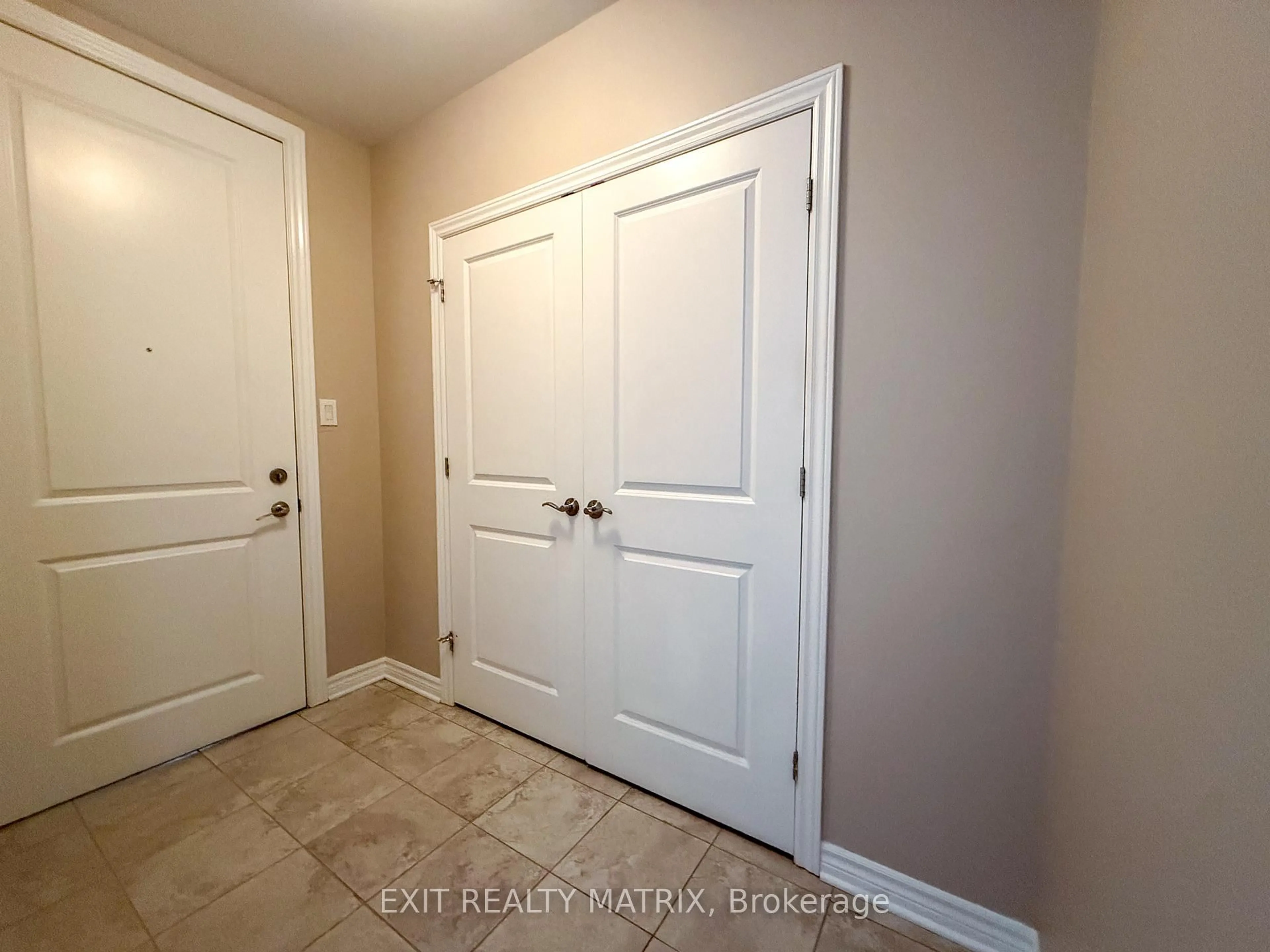 Indoor entryway for 300 Solstice Cres #305, Russell Ontario K0A 1W0