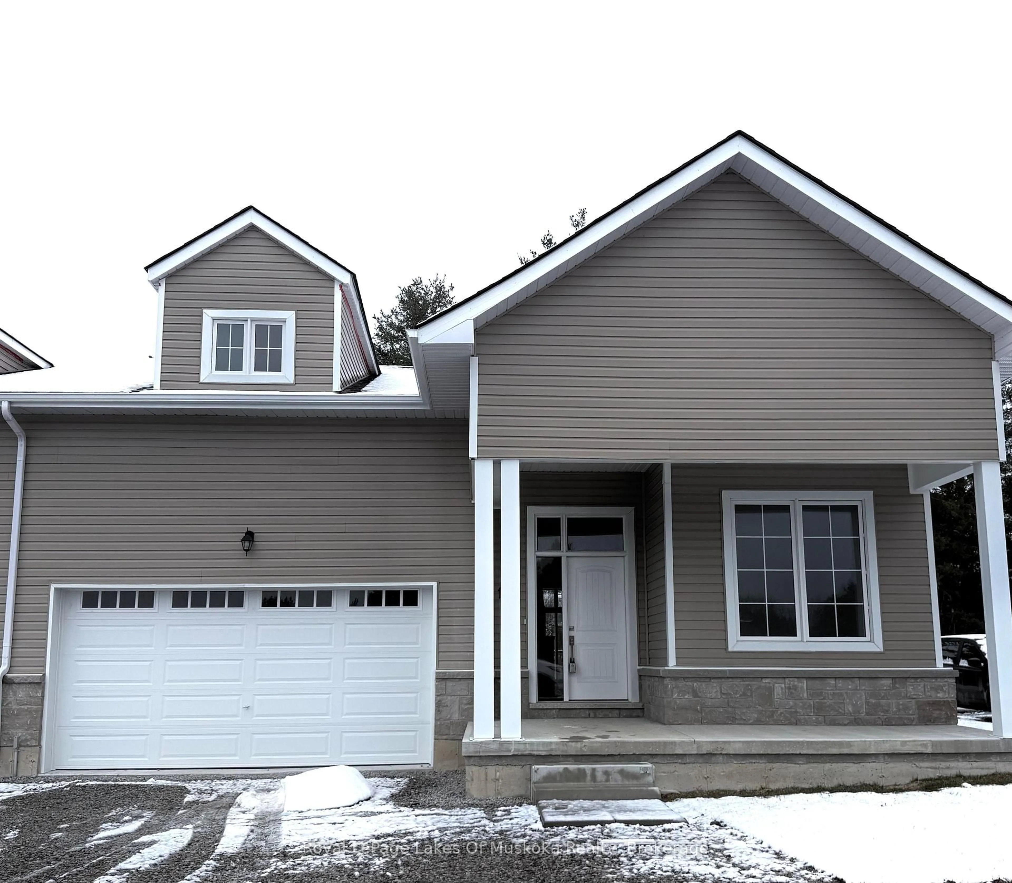 Home with vinyl exterior material, street for 16 Turnberry Crt, Bracebridge Ontario P1L 0N5
