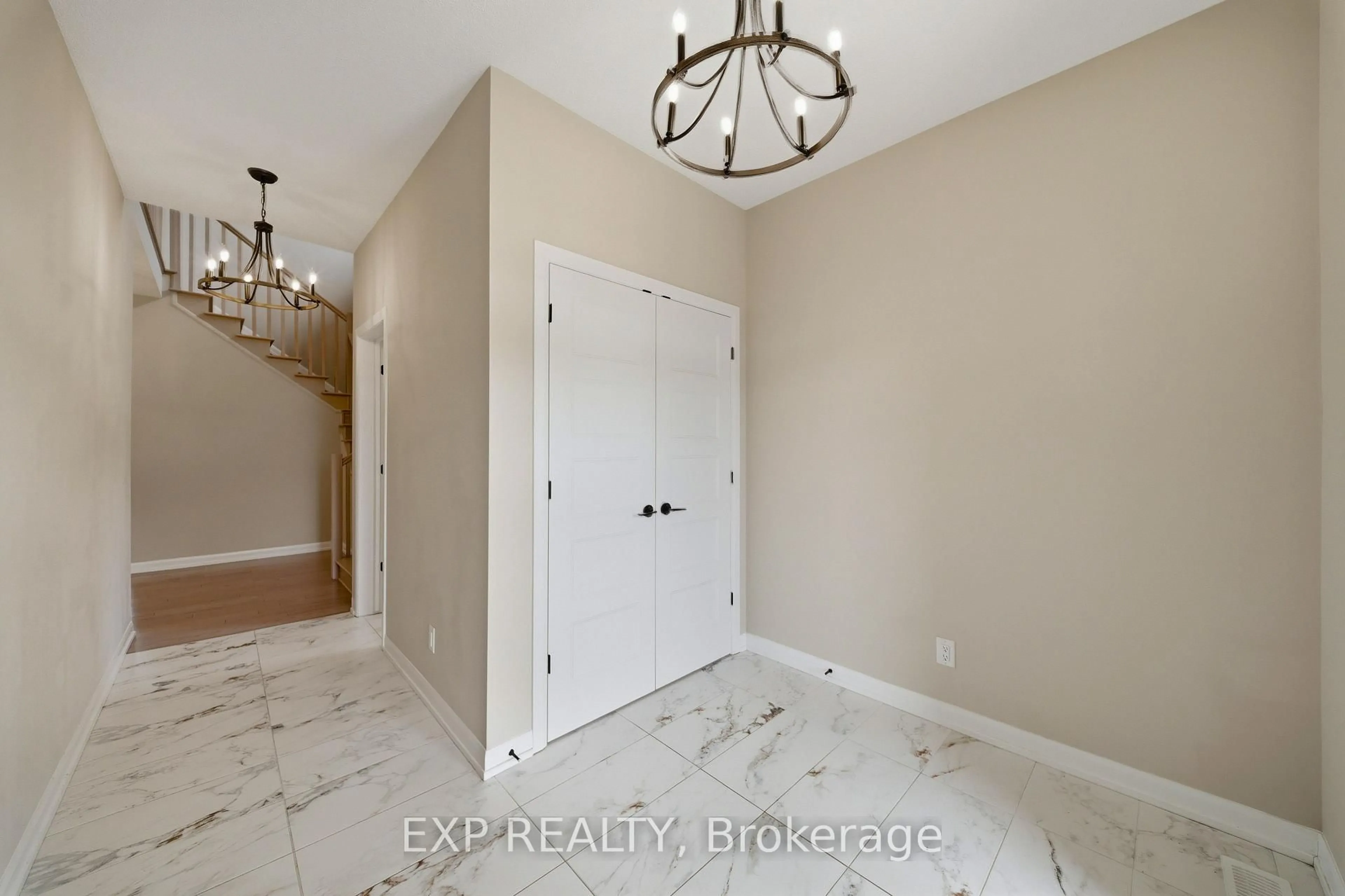 Indoor entryway for 1220 Diamond St, Clarence-Rockland Ontario K4K 0M1