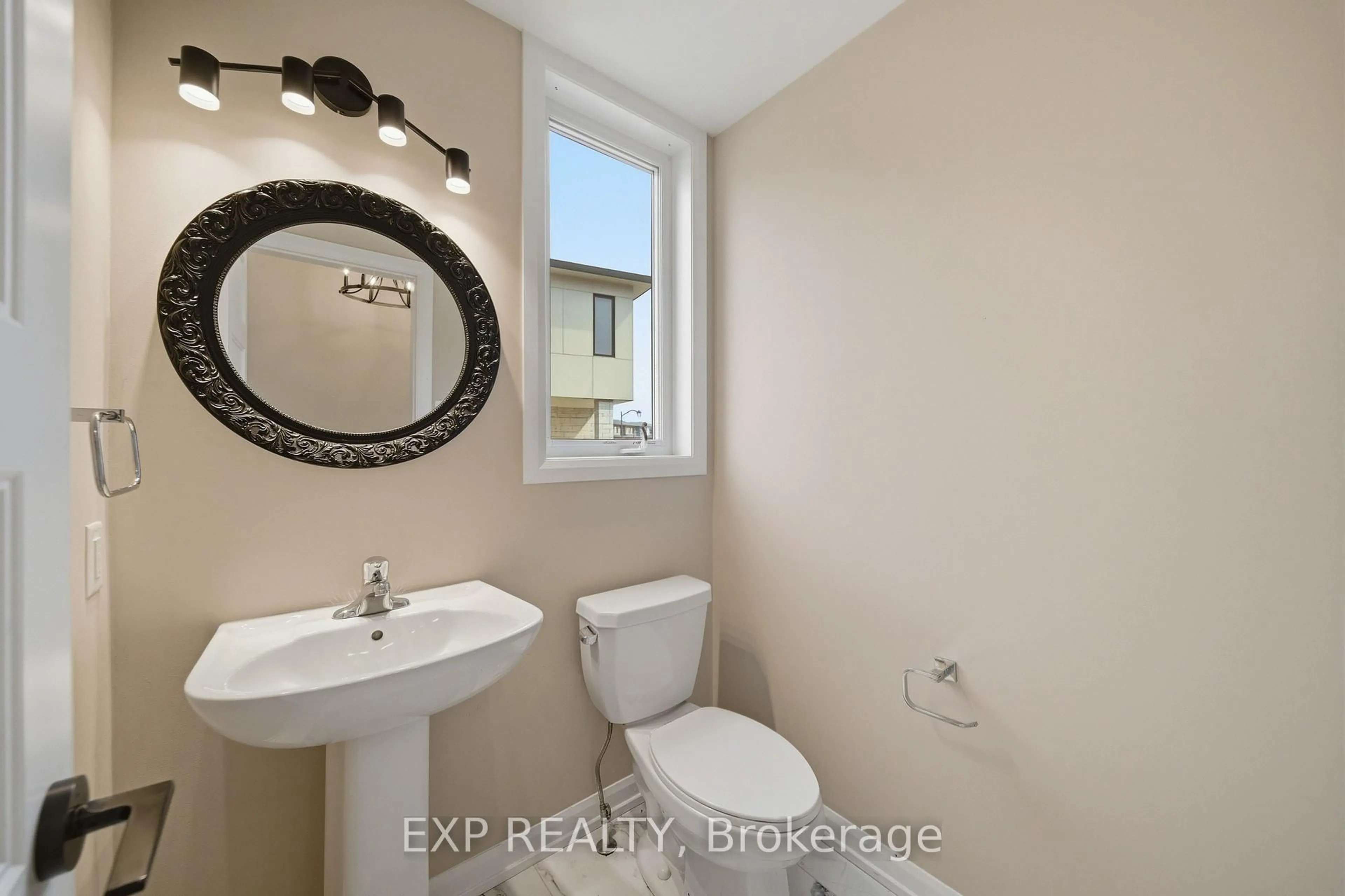 Standard bathroom, ceramic/tile floor for 1220 Diamond St, Clarence-Rockland Ontario K4K 0M1