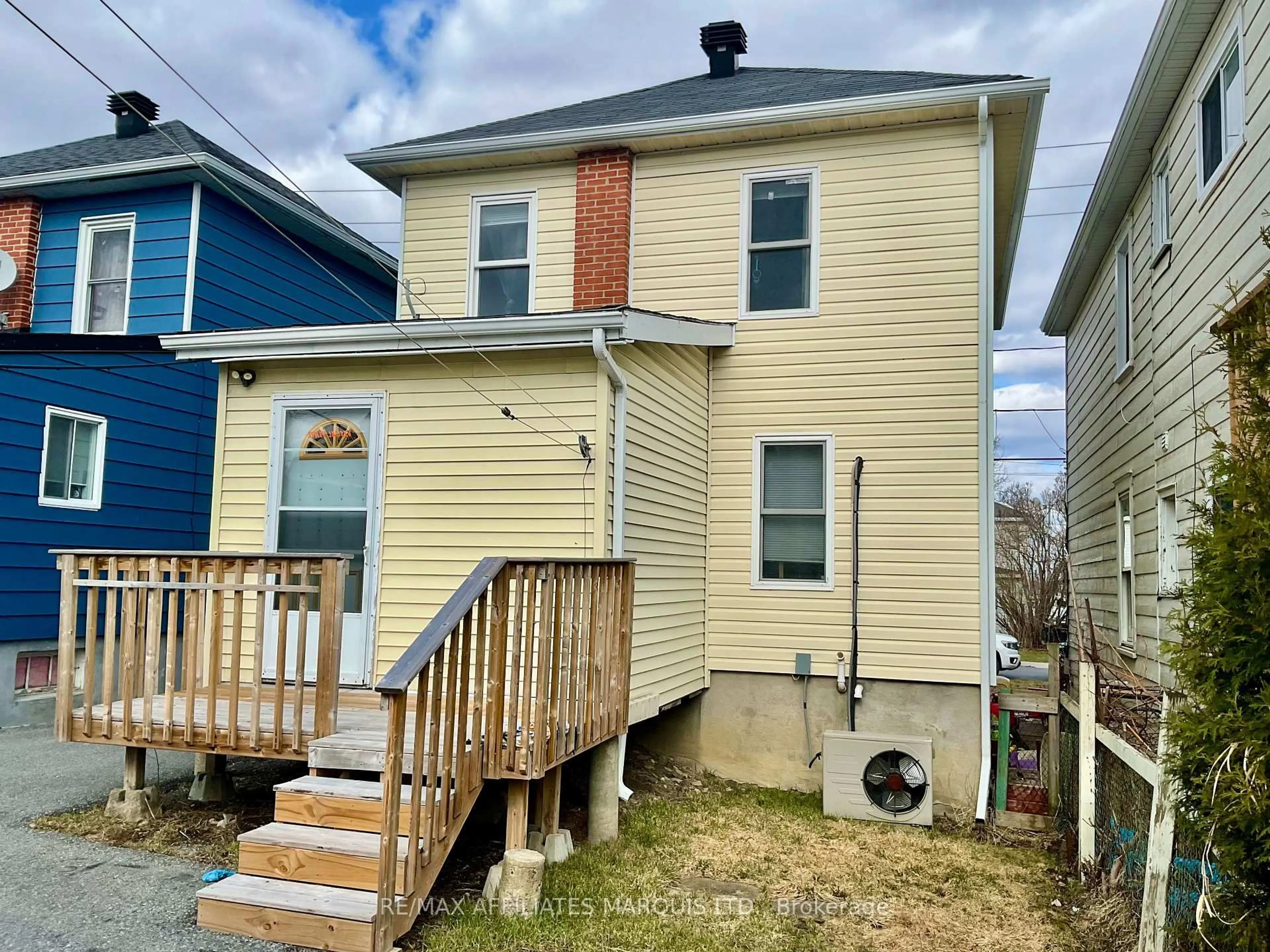 A pic from outside/outdoor area/front of a property/back of a property/a pic from drone, street for 225 Alice St, Cornwall Ontario K6H 4R8