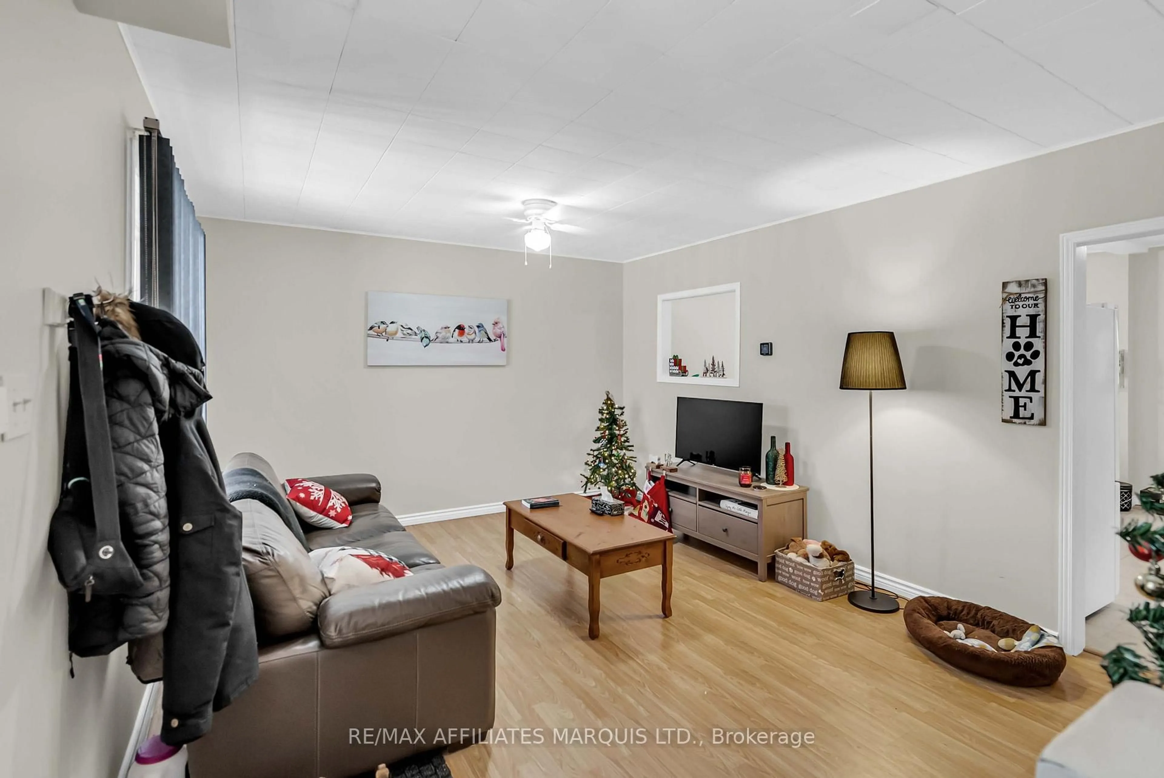 Living room with furniture, unknown for 225 Alice St, Cornwall Ontario K6H 4R8