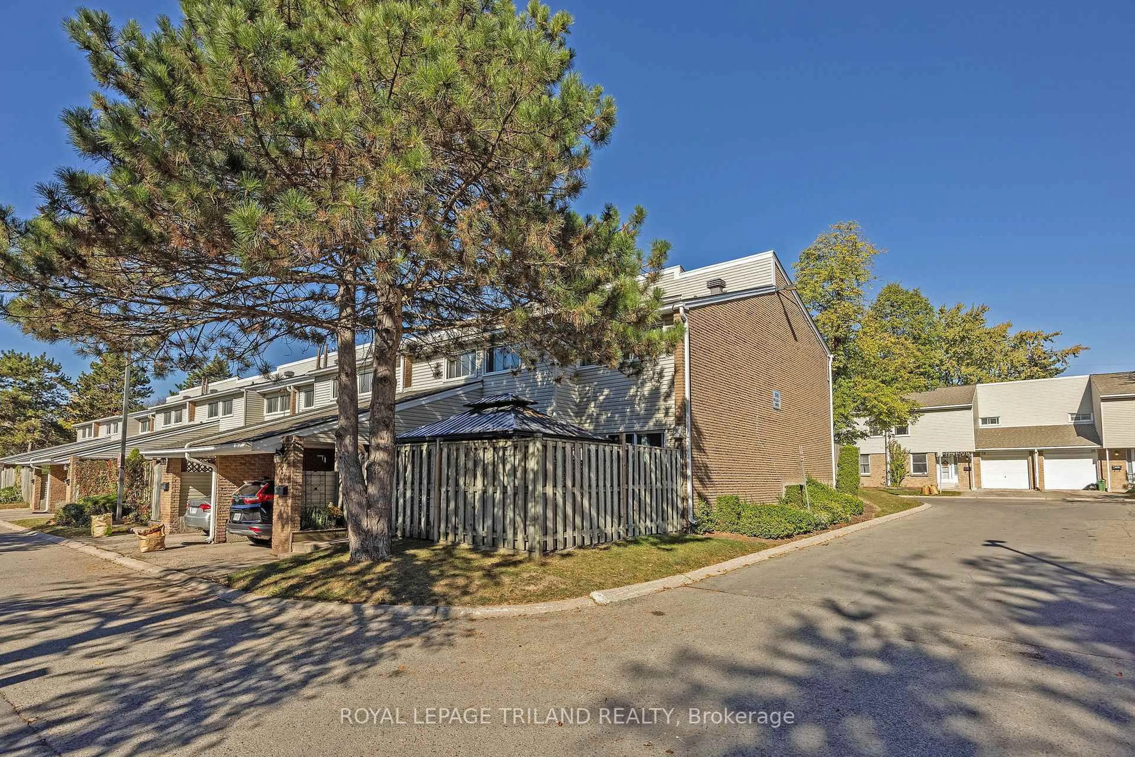 A pic from outside/outdoor area/front of a property/back of a property/a pic from drone, street for 590 MILLBANK Dr #2, London South Ontario N6E 2H2