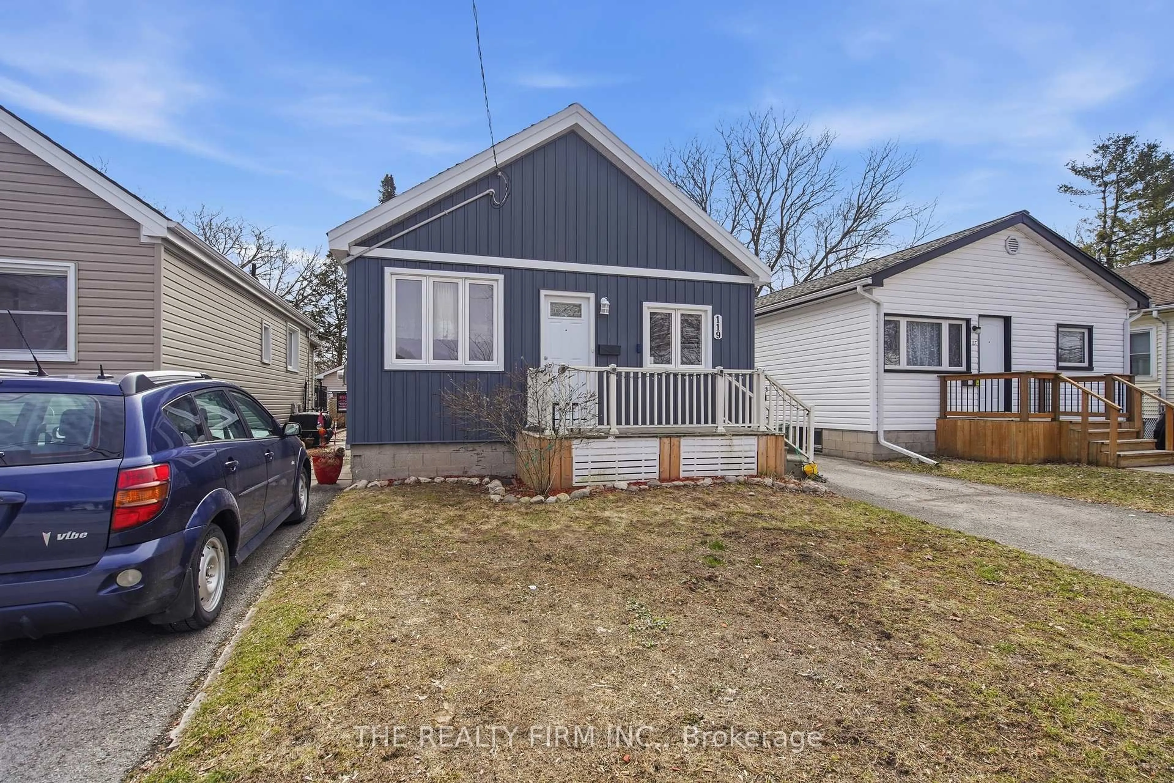 A pic from outside/outdoor area/front of a property/back of a property/a pic from drone, street for 119 Connaught Ave, London East Ontario N5Y 3A5
