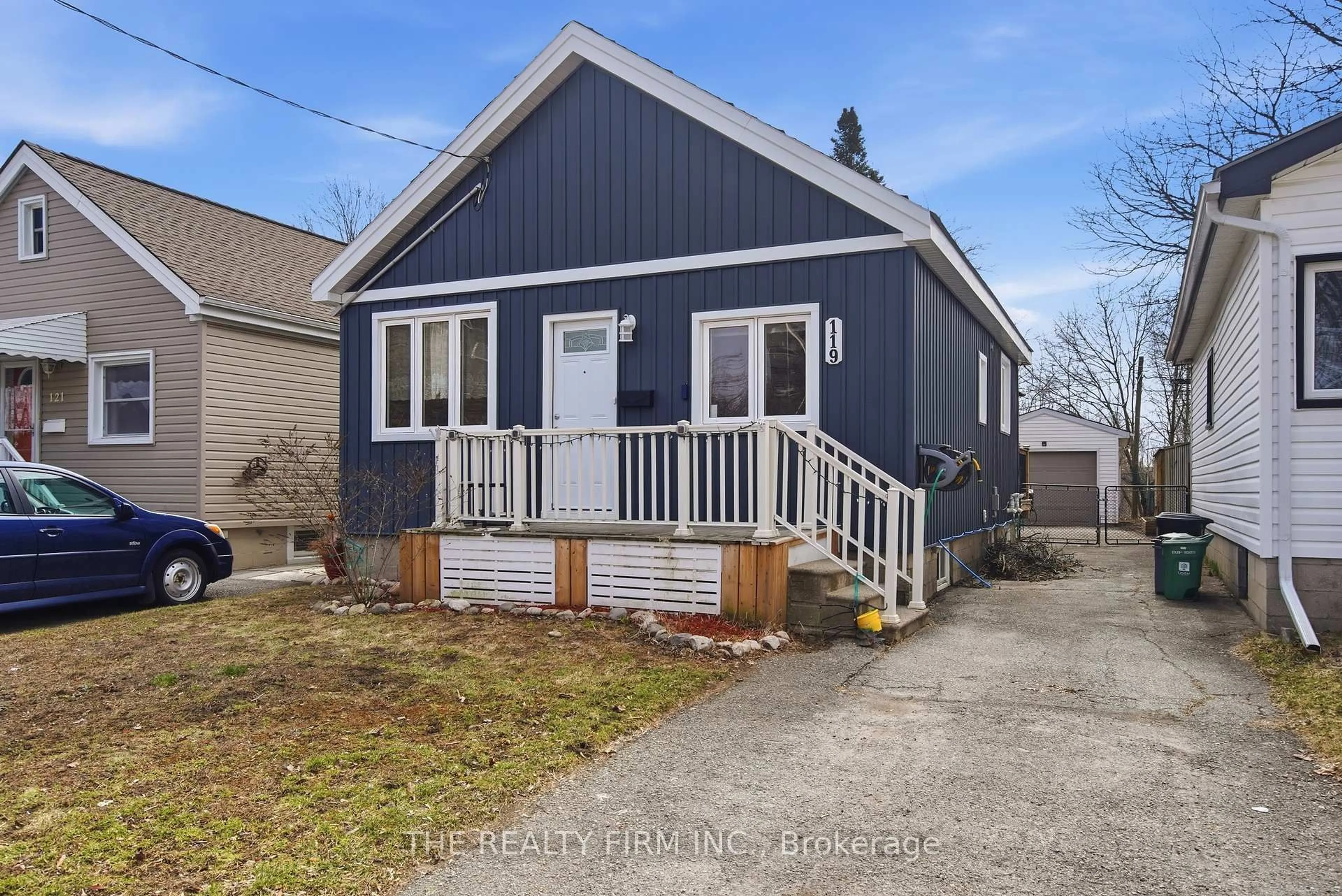 Home with vinyl exterior material, street for 119 Connaught Ave, London East Ontario N5Y 3A5