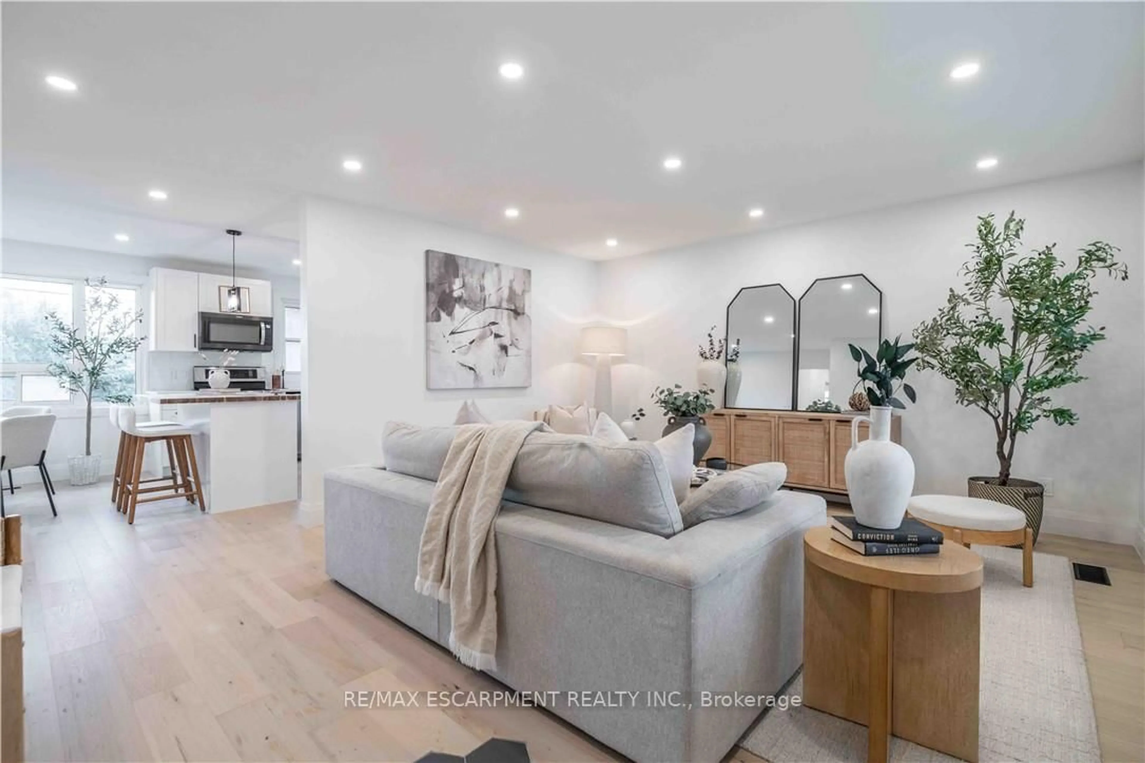 Living room with furniture, unknown for 67 Toby Cres, Hamilton Ontario L8T 2N9