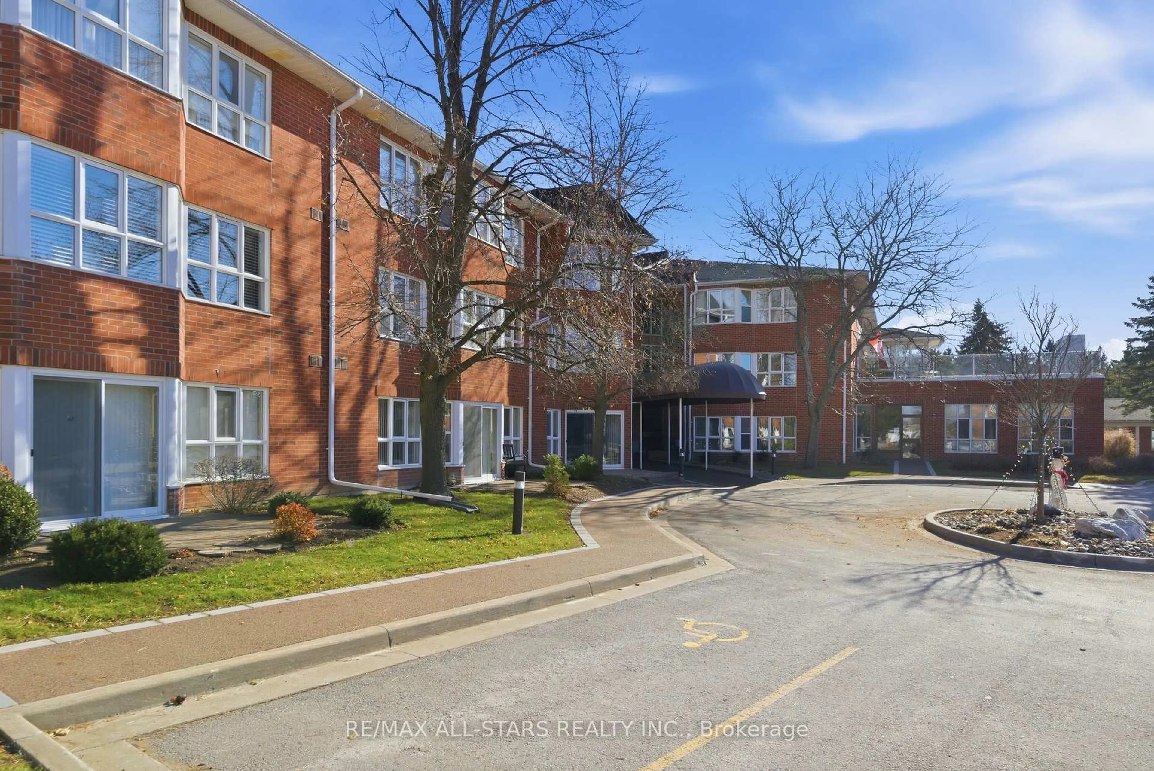 A pic from outside/outdoor area/front of a property/back of a property/a pic from drone, street for 4 Heritage Way #312, Kawartha Lakes Ontario K9V 5Z2