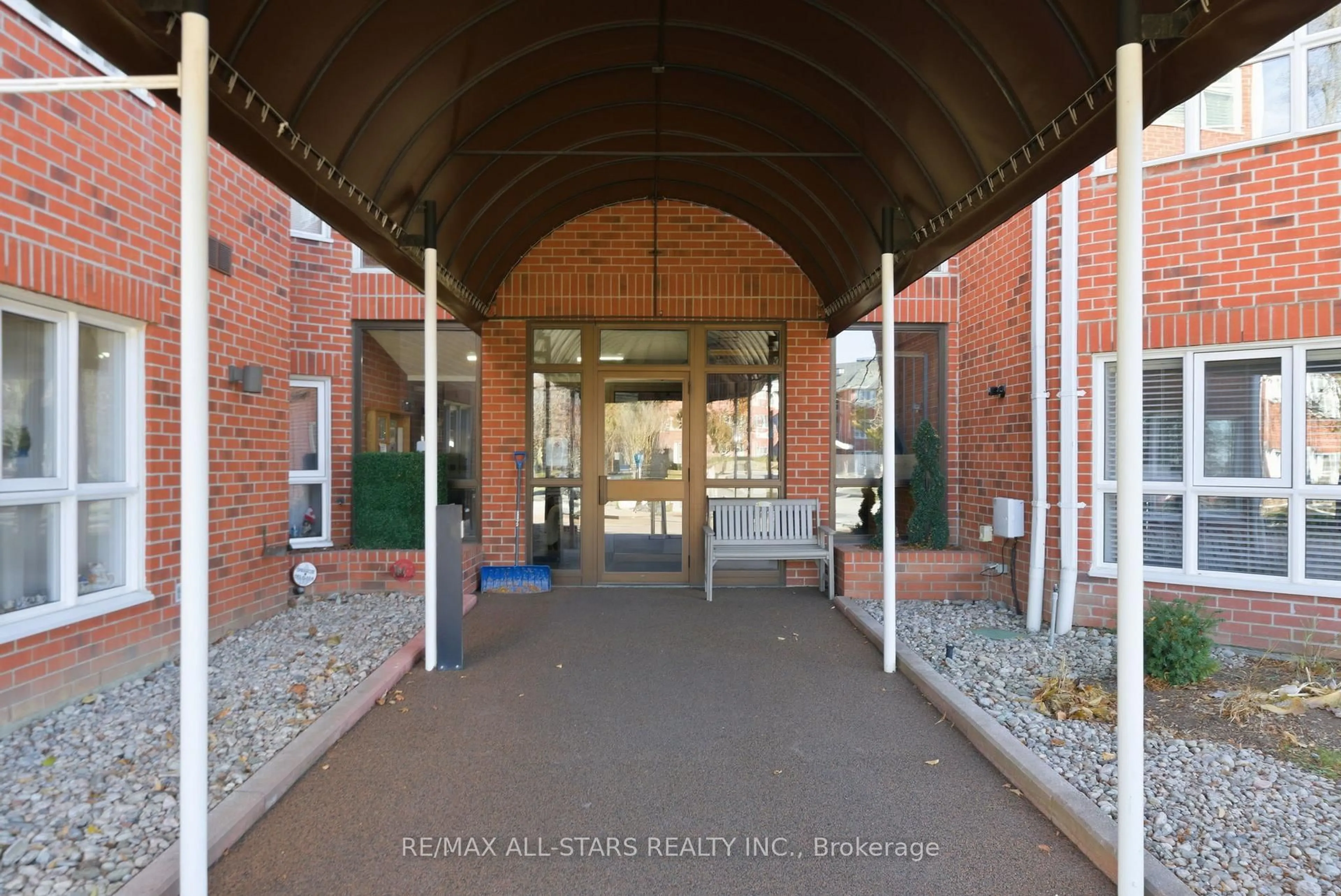 Indoor foyer for 4 Heritage Way #312, Kawartha Lakes Ontario K9V 5Z2