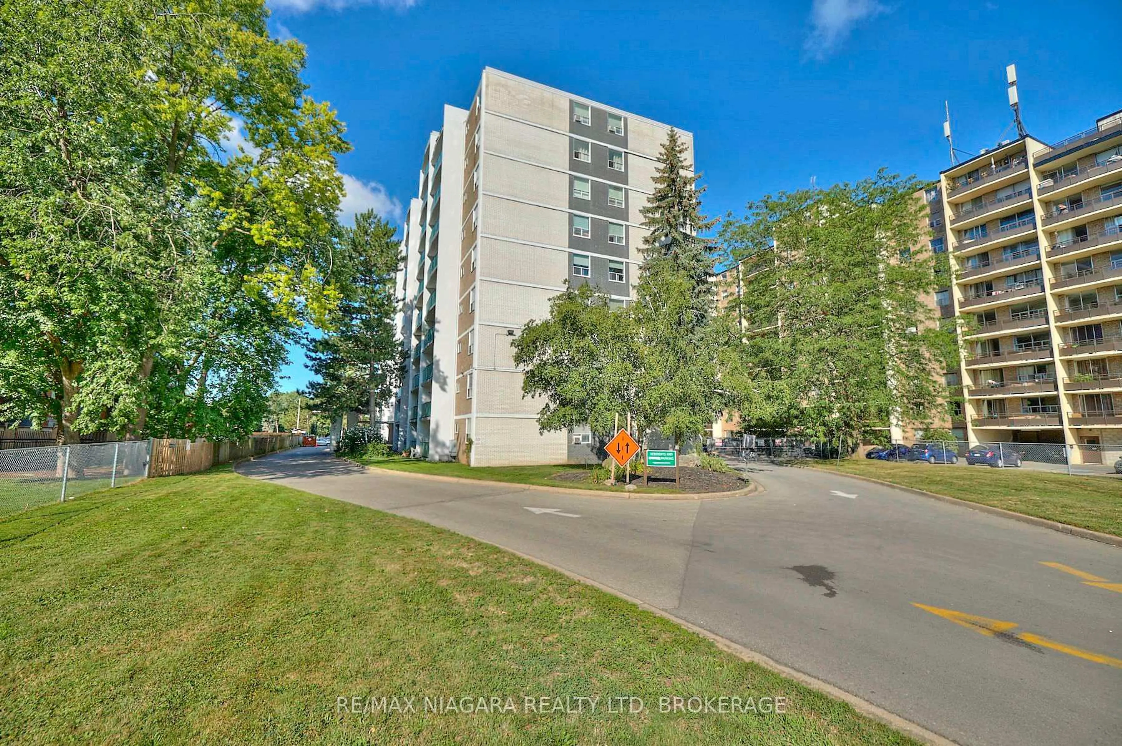 A pic from outside/outdoor area/front of a property/back of a property/a pic from drone, building for 359 Geneva St #710, St. Catharines Ontario L2N 2G5