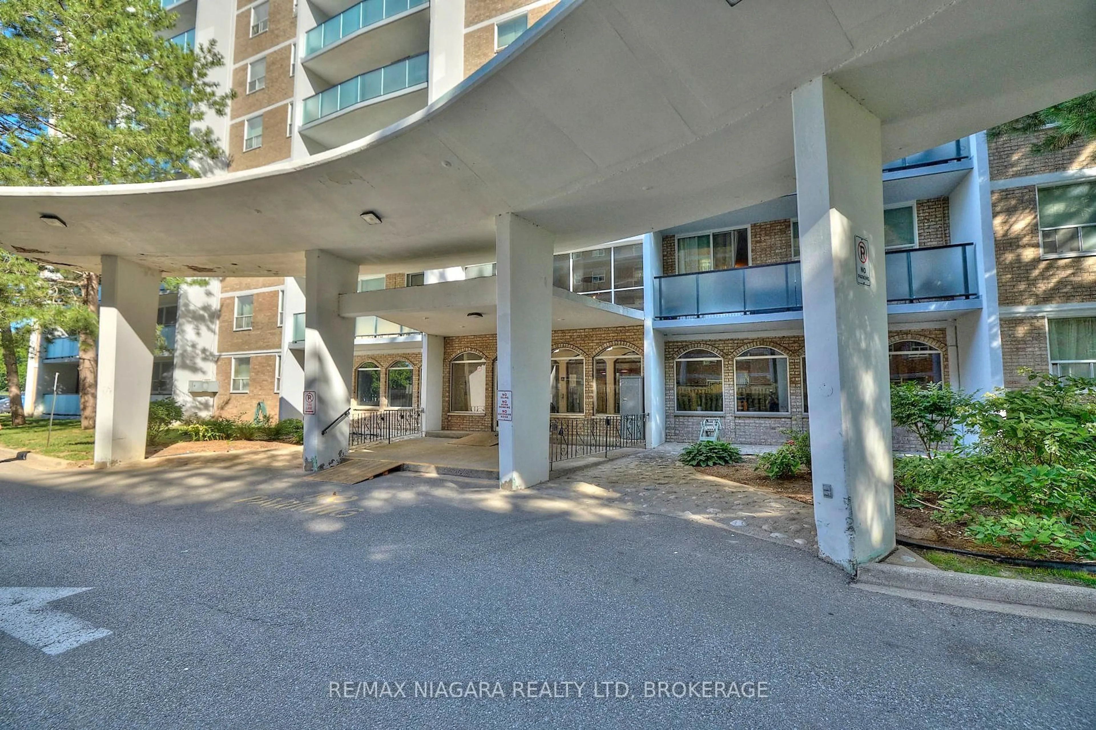 Indoor foyer for 359 Geneva St #710, St. Catharines Ontario L2N 2G5