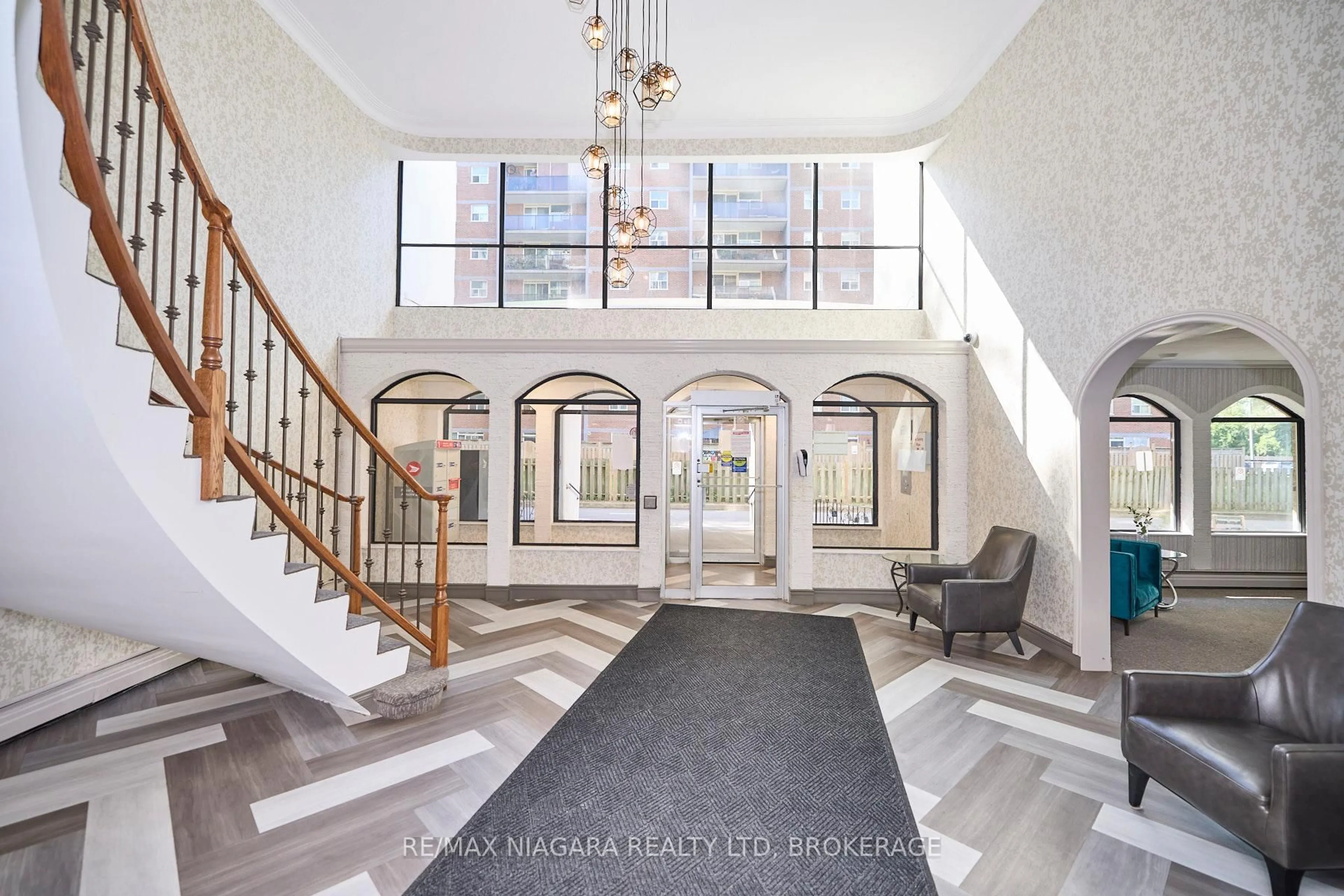Indoor foyer for 359 Geneva St #710, St. Catharines Ontario L2N 2G5