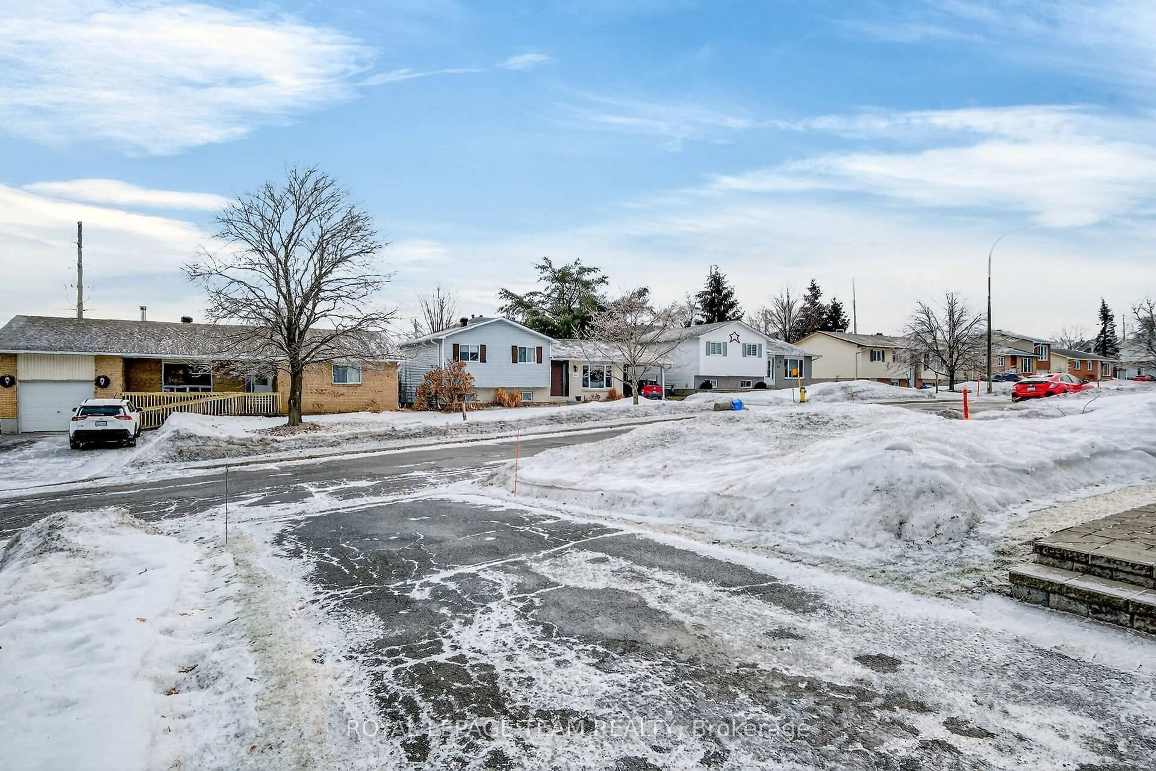 A pic from outside/outdoor area/front of a property/back of a property/a pic from drone, street for 280 Therese Ave, Clarence-Rockland Ontario K4K 1G9