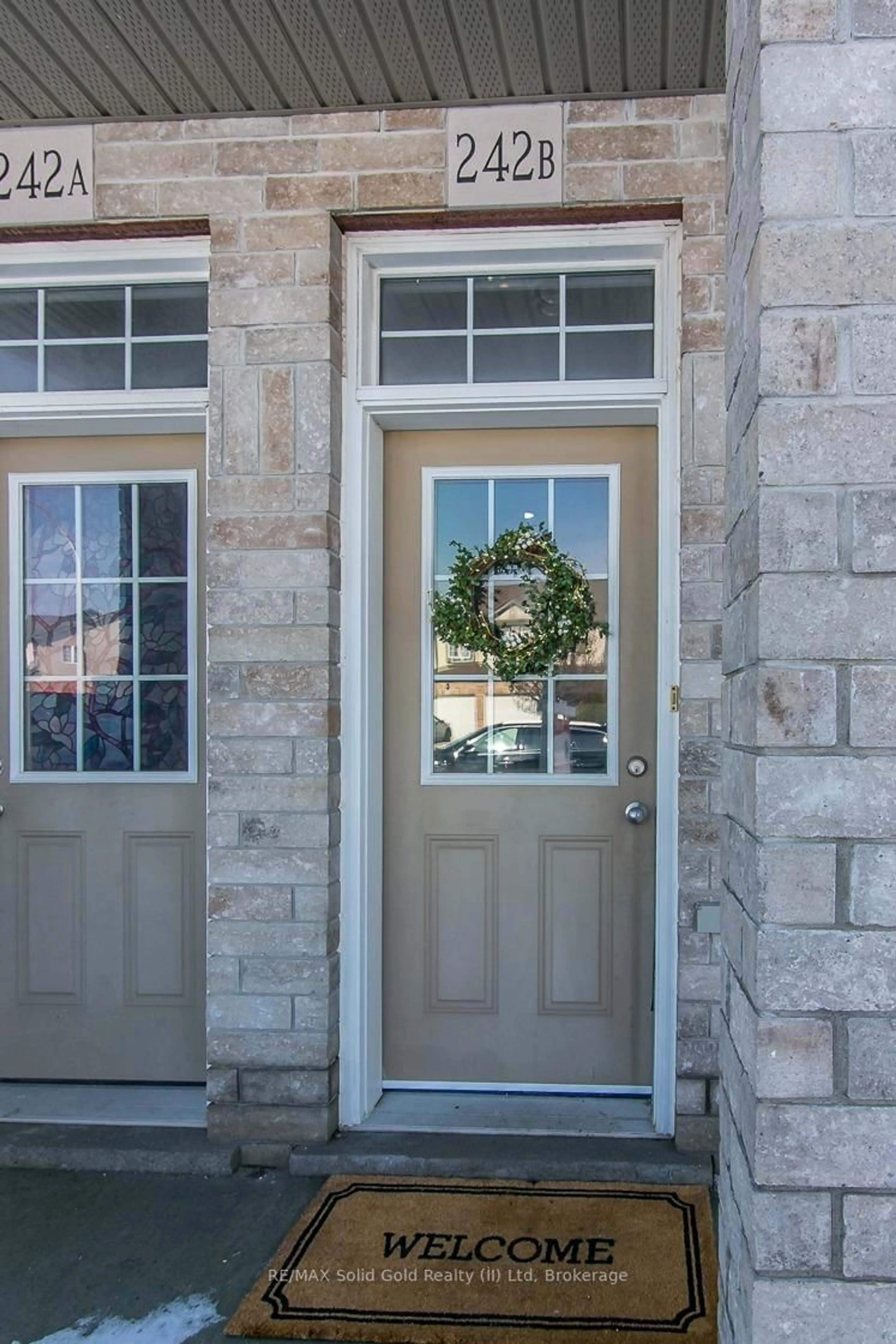 Indoor entryway for 242 Westmeadow Dr #B, Kitchener Ontario N2N 0A1