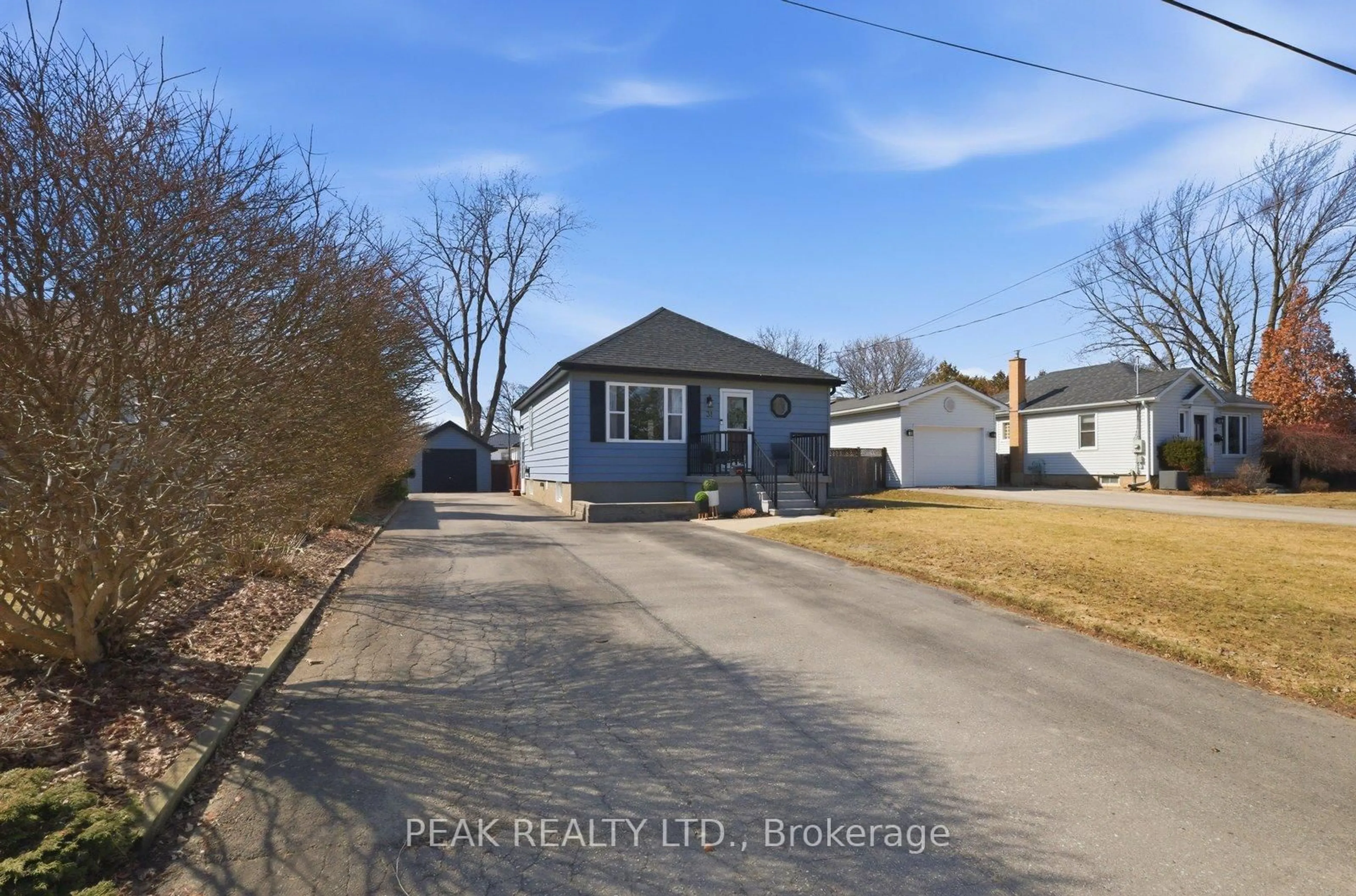 A pic from outside/outdoor area/front of a property/back of a property/a pic from drone, street for 31 Willow Dr, Brantford Ontario N3R 2W5