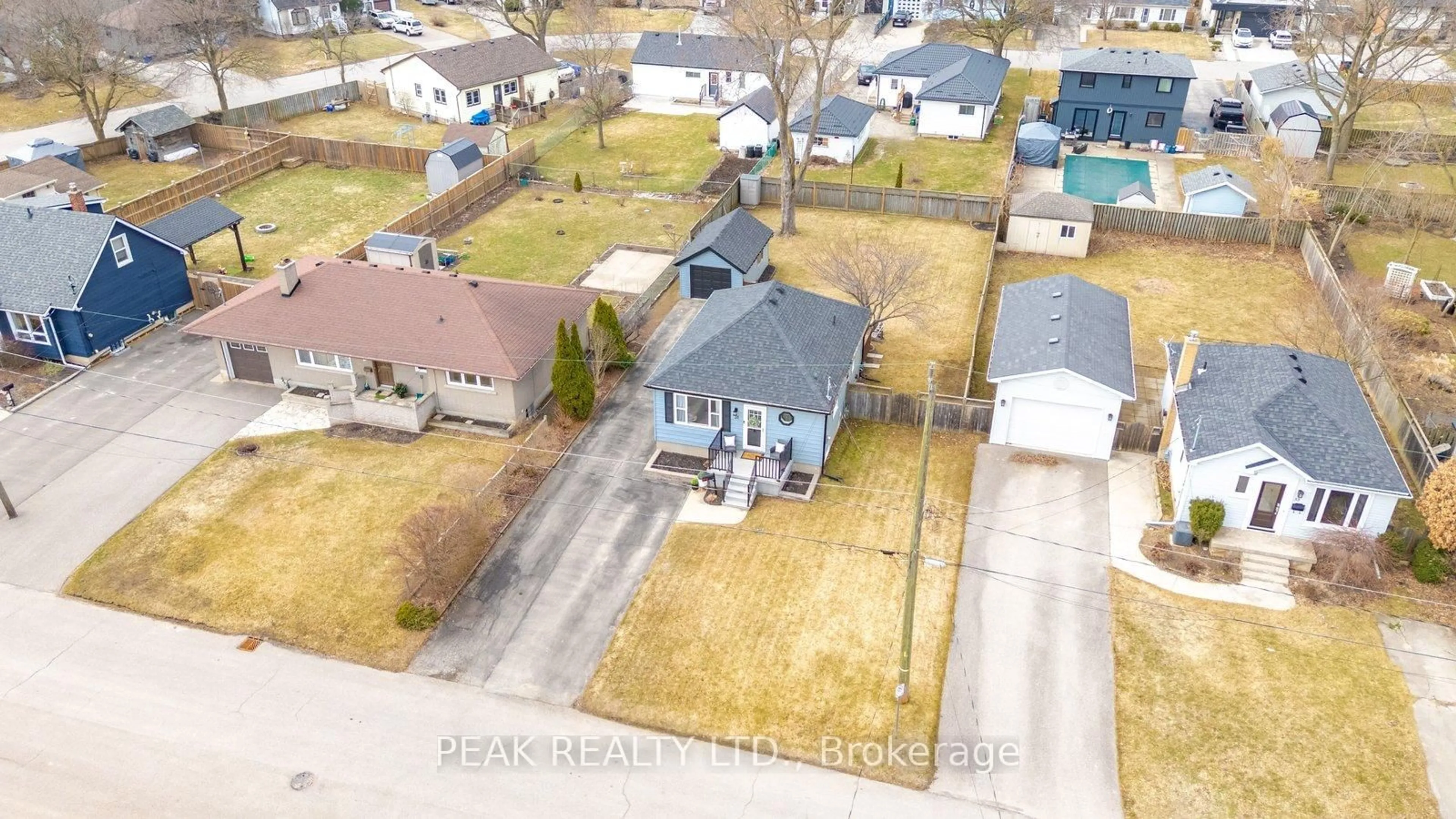 A pic from outside/outdoor area/front of a property/back of a property/a pic from drone, street for 31 Willow Dr, Brantford Ontario N3R 2W5
