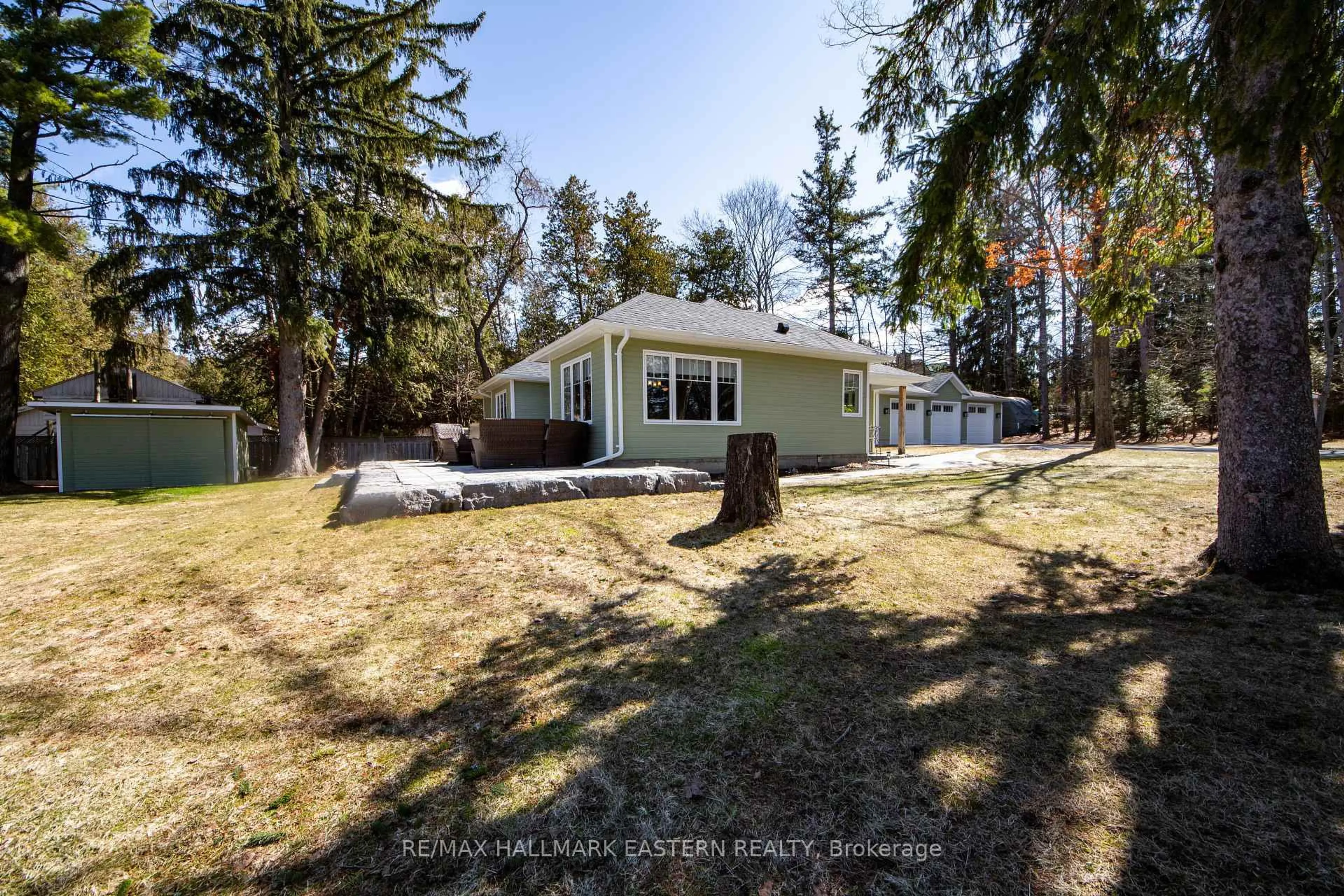 A pic from outside/outdoor area/front of a property/back of a property/a pic from drone, unknown for 409 Gallivan Dr, Selwyn Ontario K0L 1T0