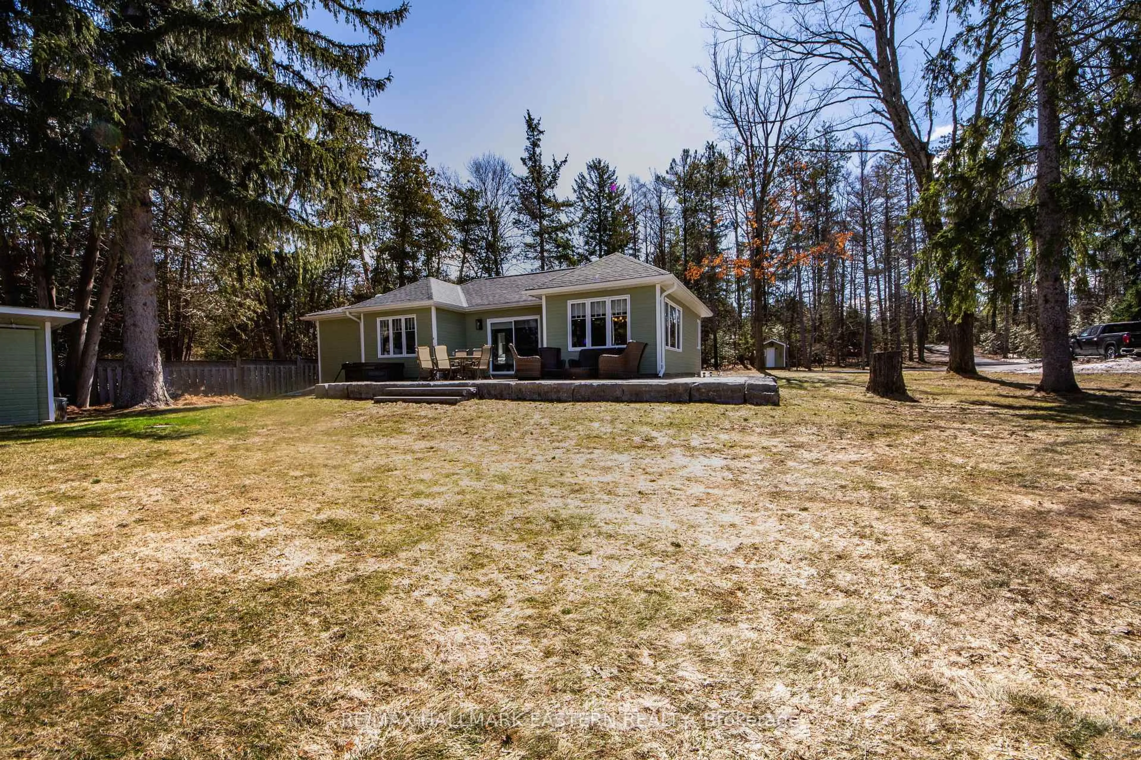 A pic from outside/outdoor area/front of a property/back of a property/a pic from drone, unknown for 409 Gallivan Dr, Selwyn Ontario K0L 1T0