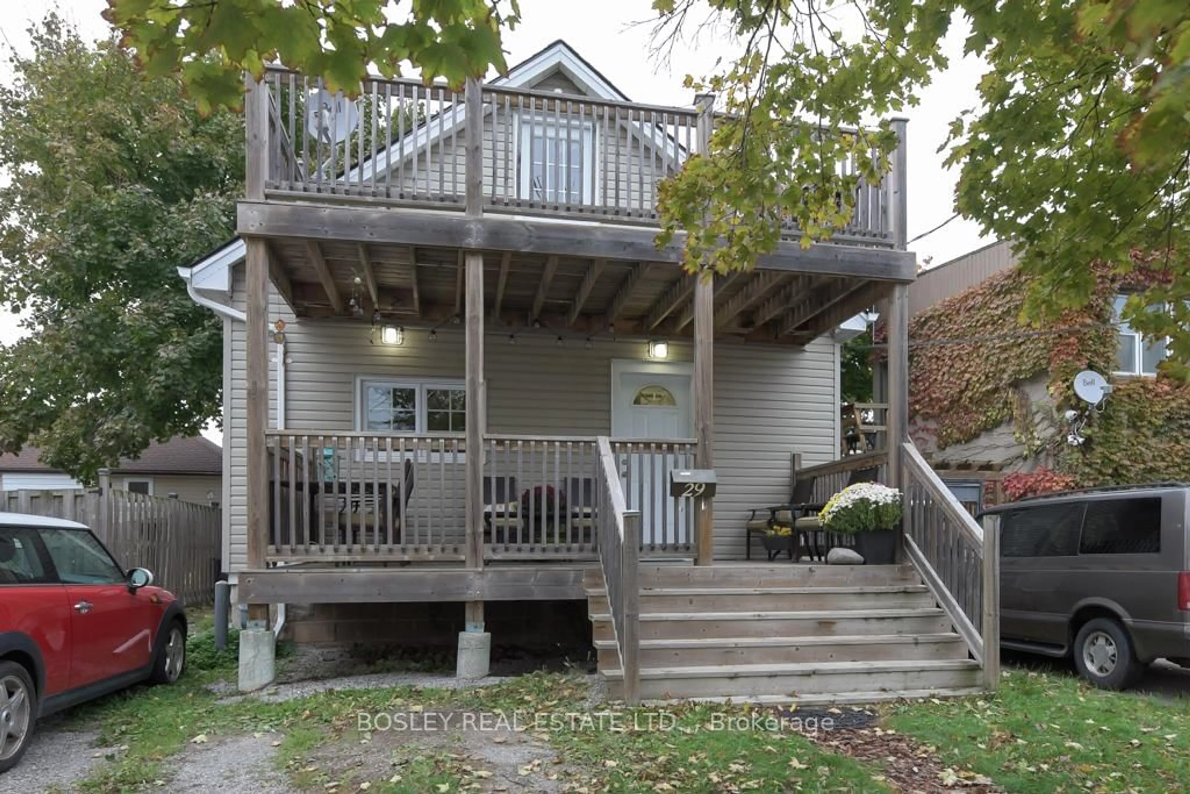 Patio, street for 29 Russell Ave, St. Catharines Ontario L2R 1V4