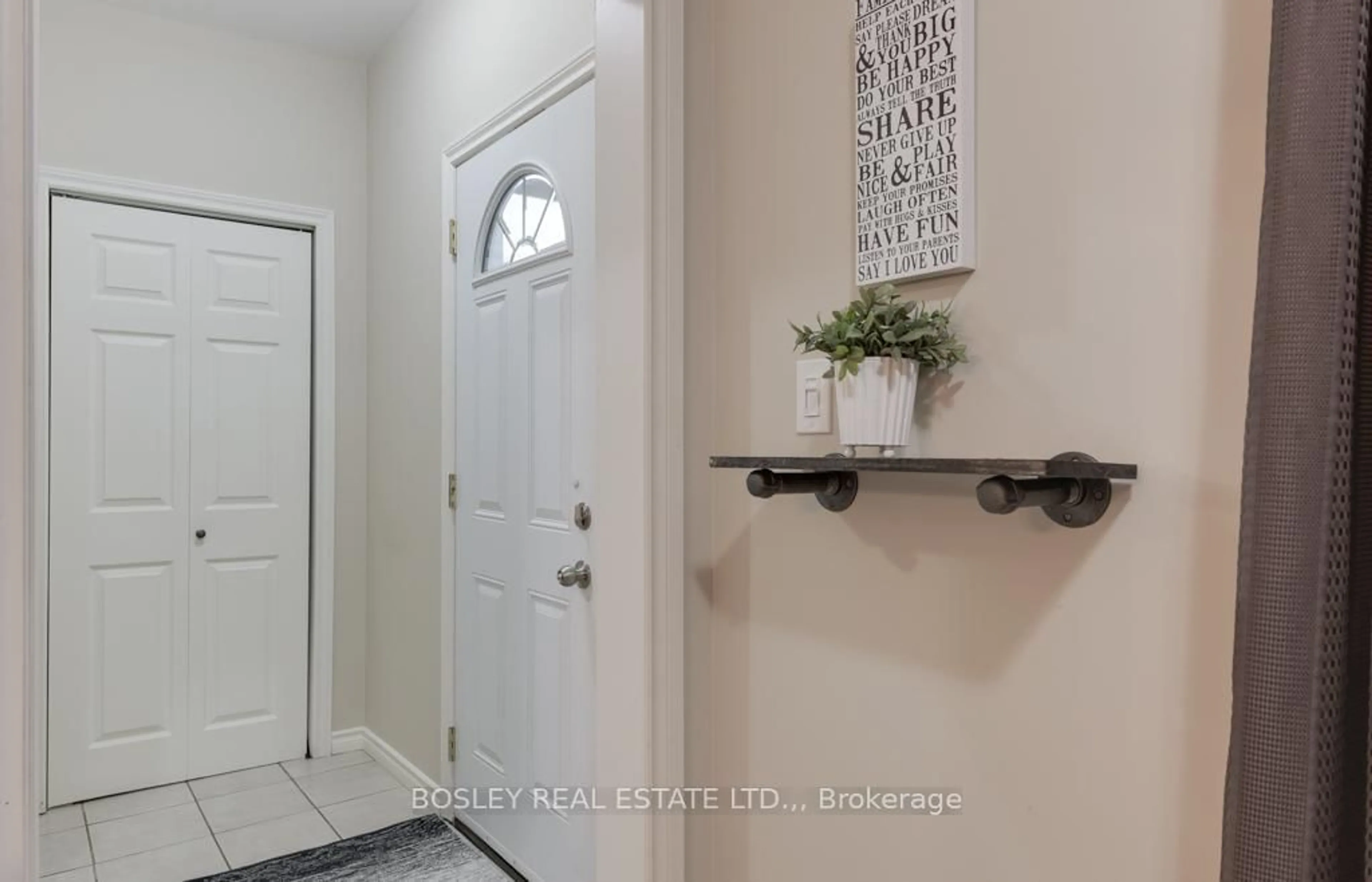 Indoor entryway for 29 Russell Ave, St. Catharines Ontario L2R 1V4