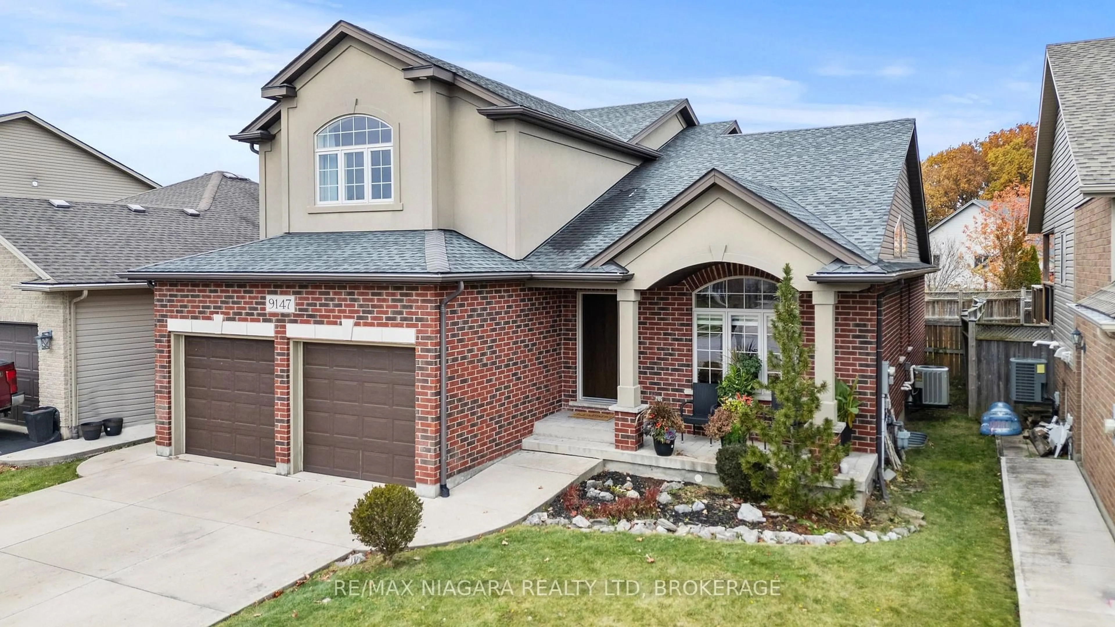 Home with brick exterior material, street for 9147 HENDERSHOT Blvd, Niagara Falls Ontario L2H 0E3