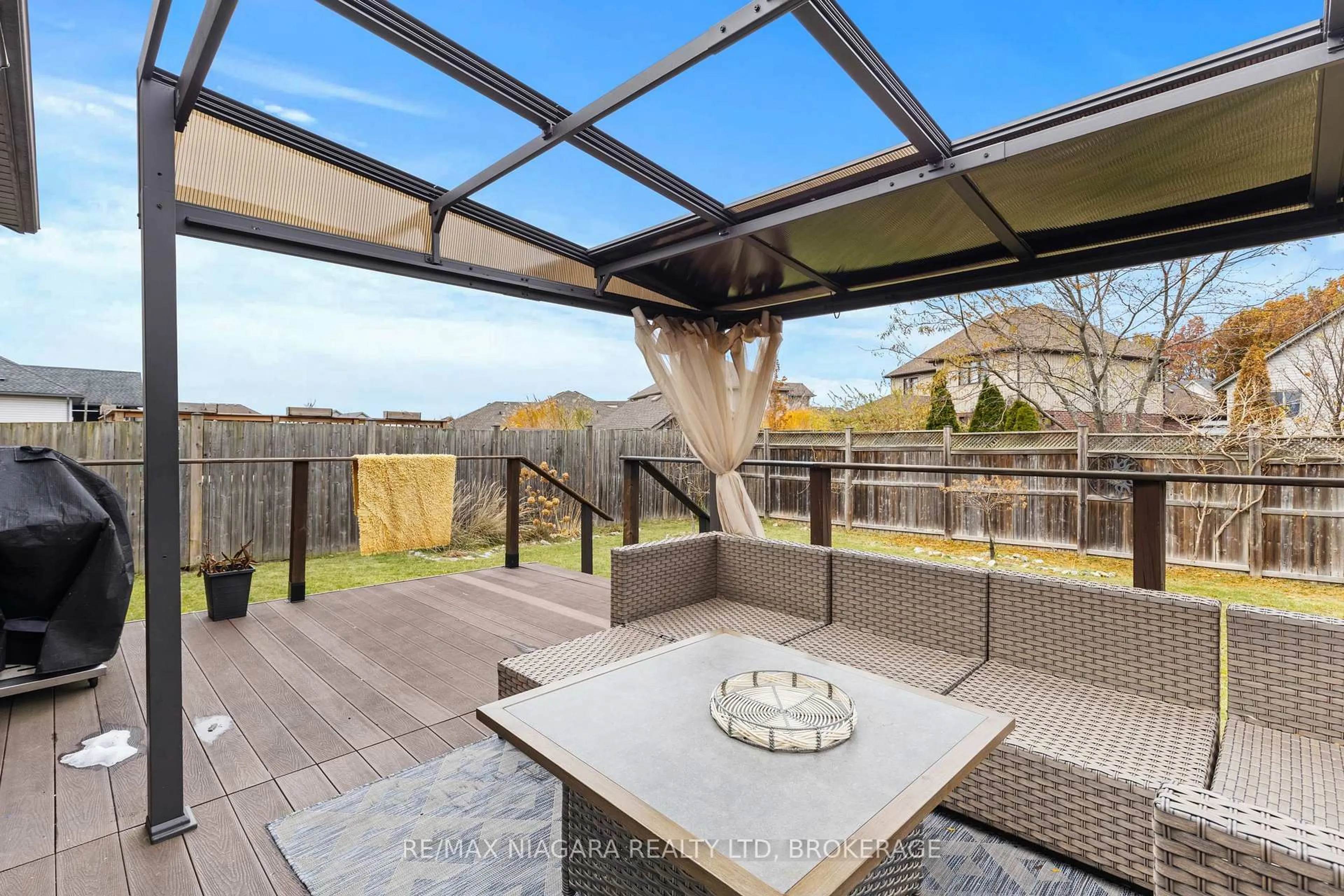 Patio, water/lake/river/ocean view for 9147 HENDERSHOT Blvd, Niagara Falls Ontario L2H 0E3