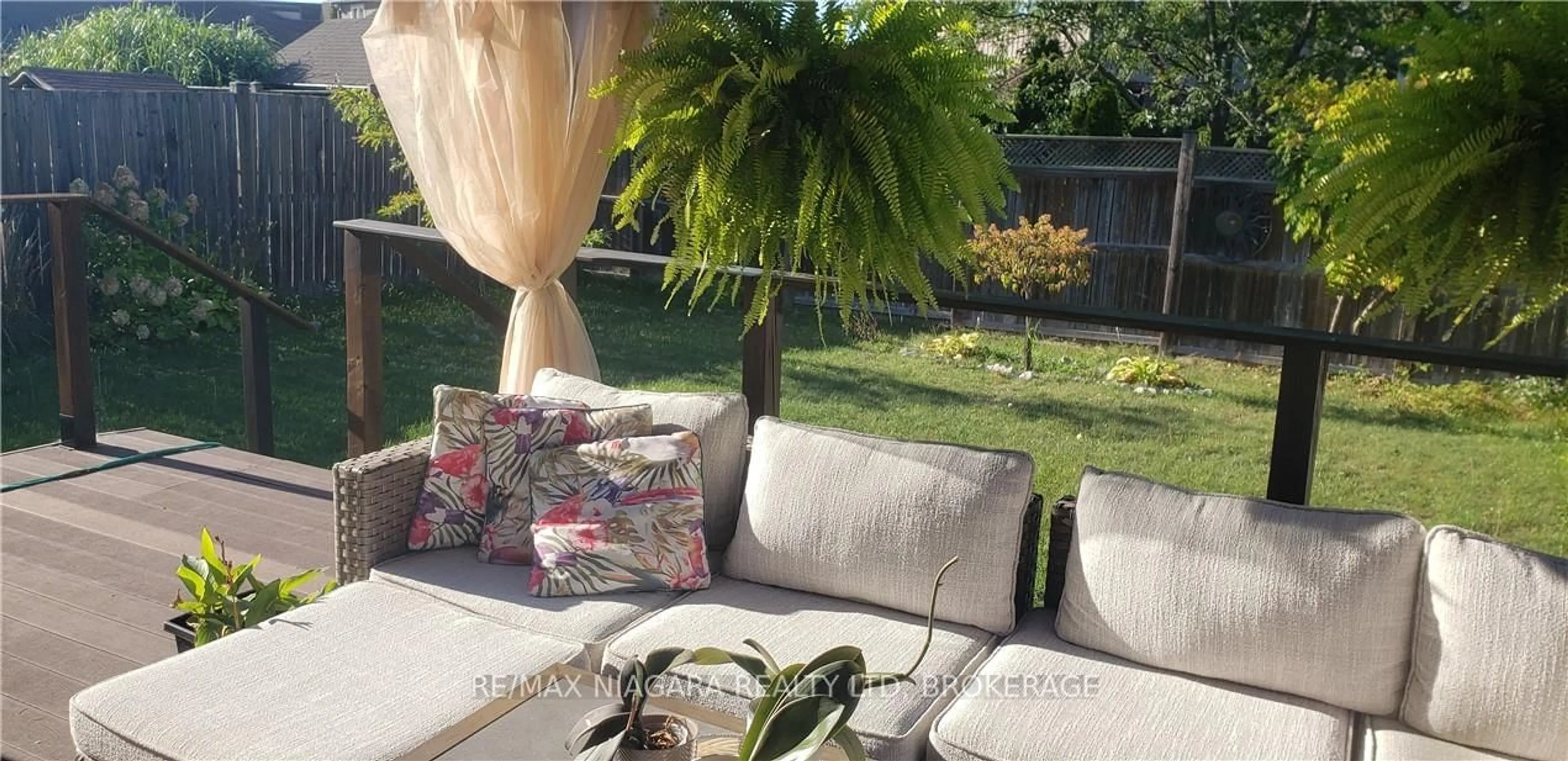 Patio, water/lake/river/ocean view for 9147 HENDERSHOT Blvd, Niagara Falls Ontario L2H 0E3