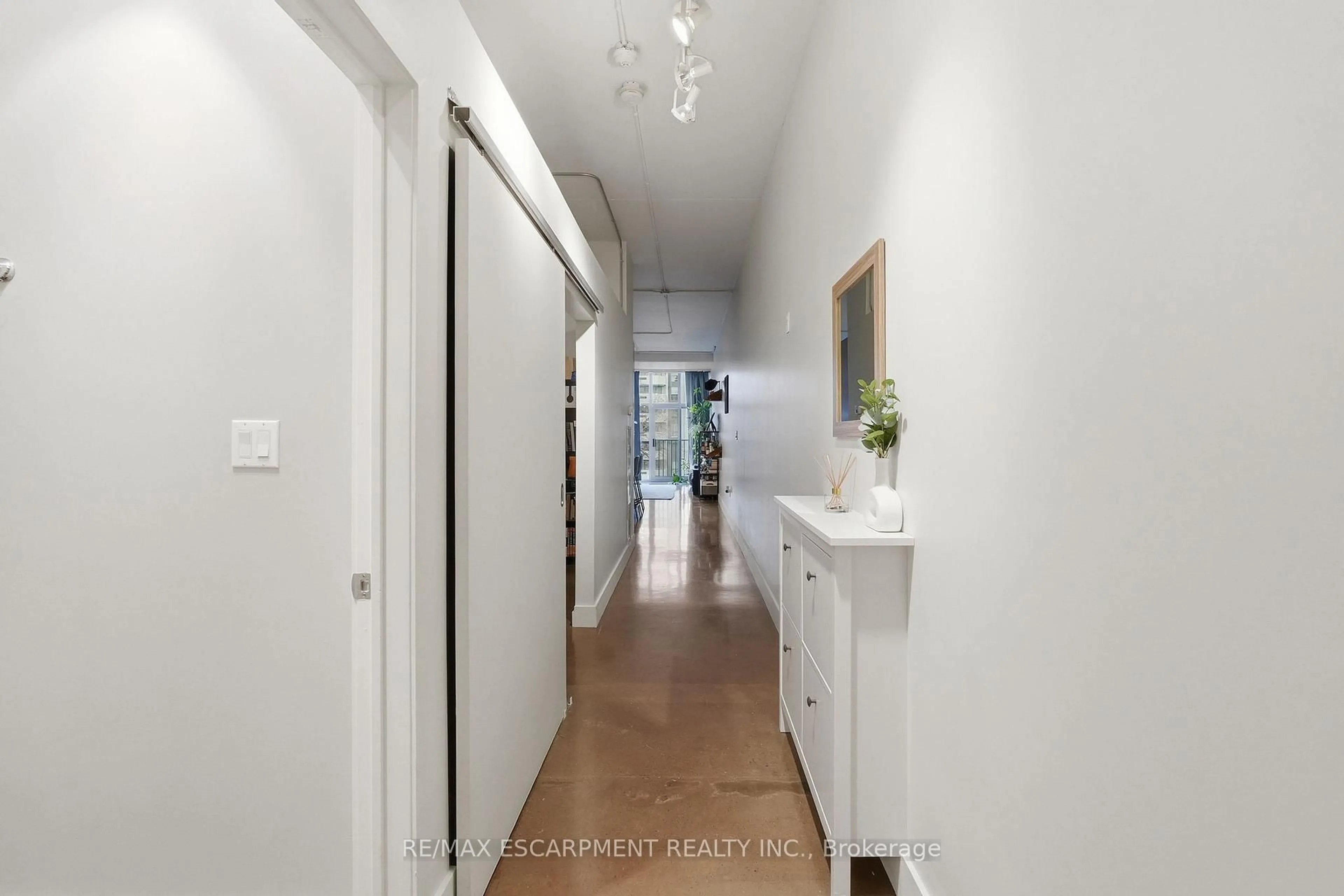 Indoor entryway for 66 BAY St #510, Hamilton Ontario L8P 4Z6