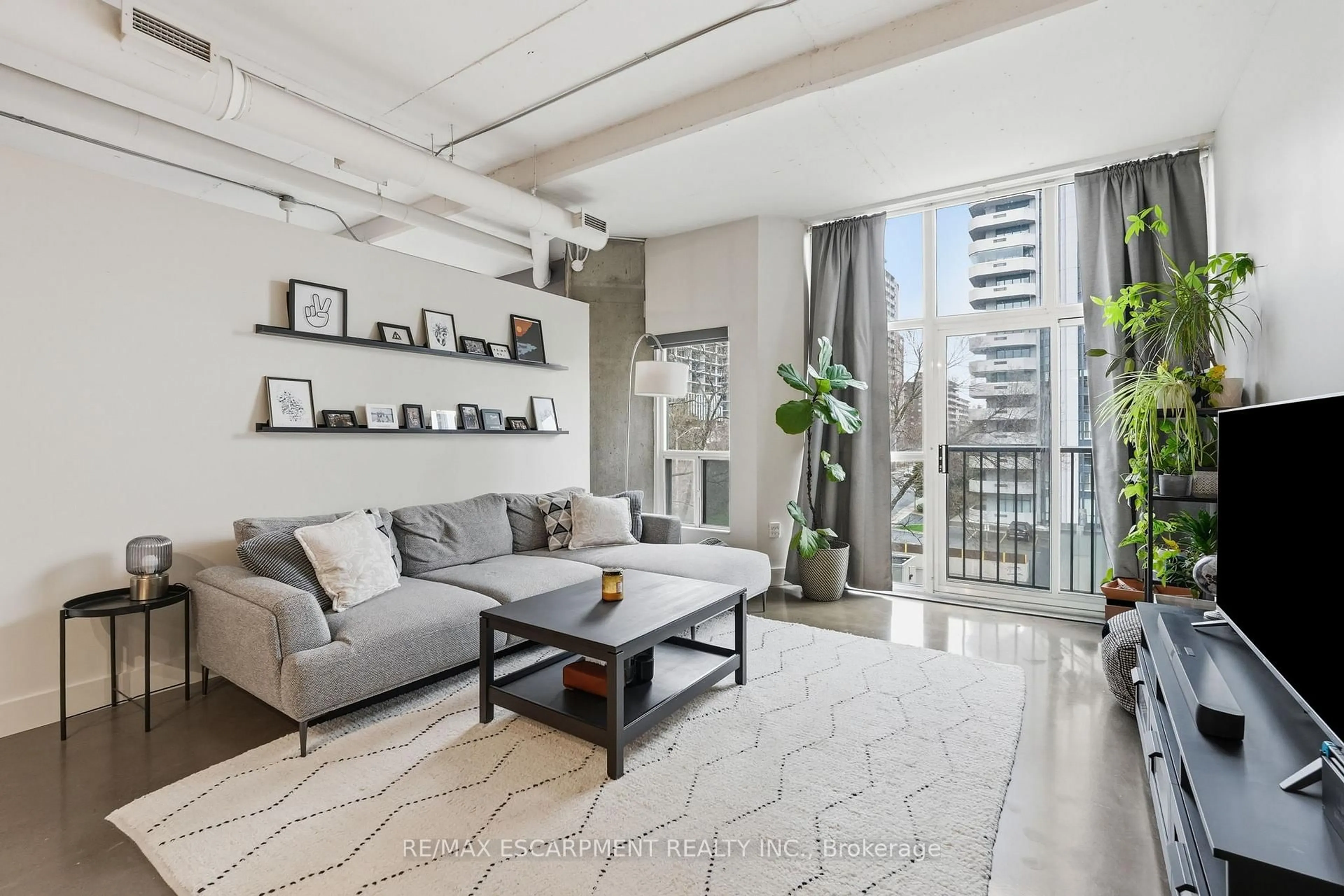 Living room with furniture, unknown for 66 BAY St #510, Hamilton Ontario L8P 4Z6