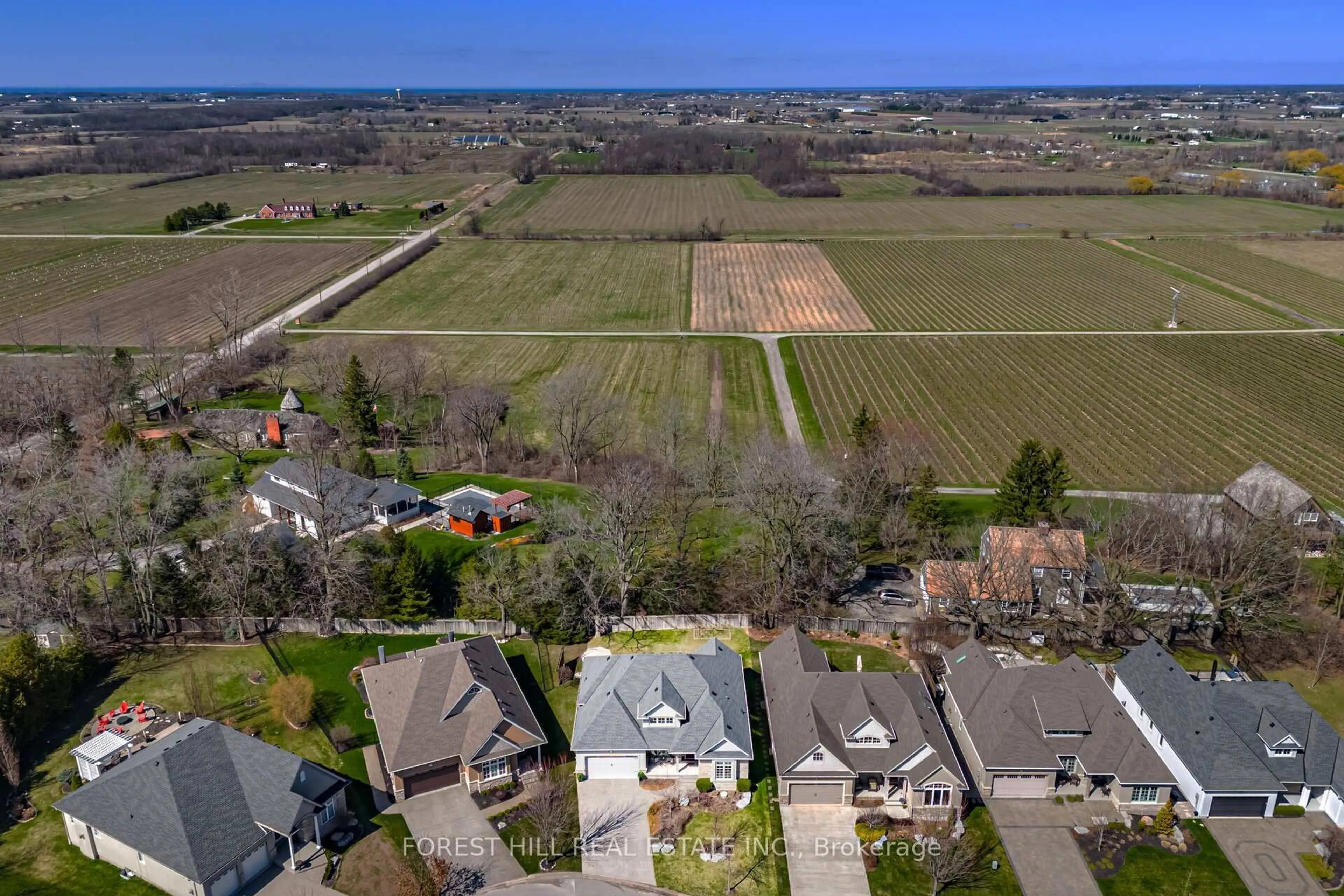 A pic from outside/outdoor area/front of a property/back of a property/a pic from drone, unknown for 51 Stoneridge Cres, Niagara-on-the-Lake Ontario L0S 1J1