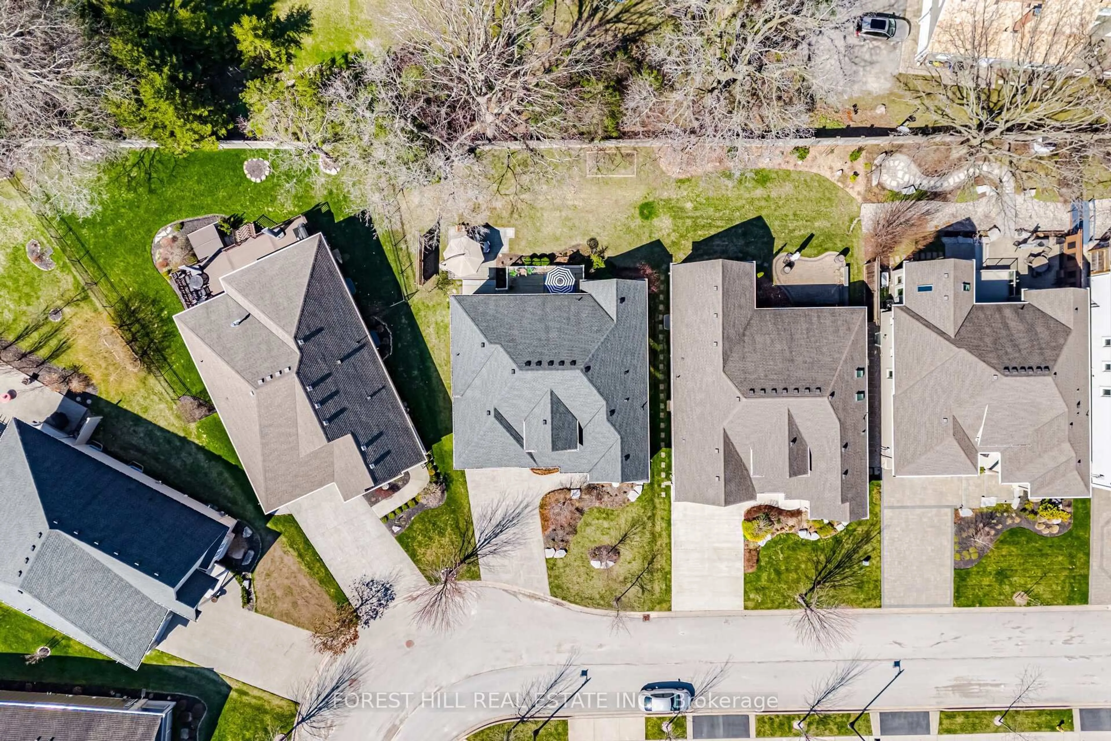 A pic from outside/outdoor area/front of a property/back of a property/a pic from drone, street for 51 Stoneridge Cres, Niagara-on-the-Lake Ontario L0S 1J1