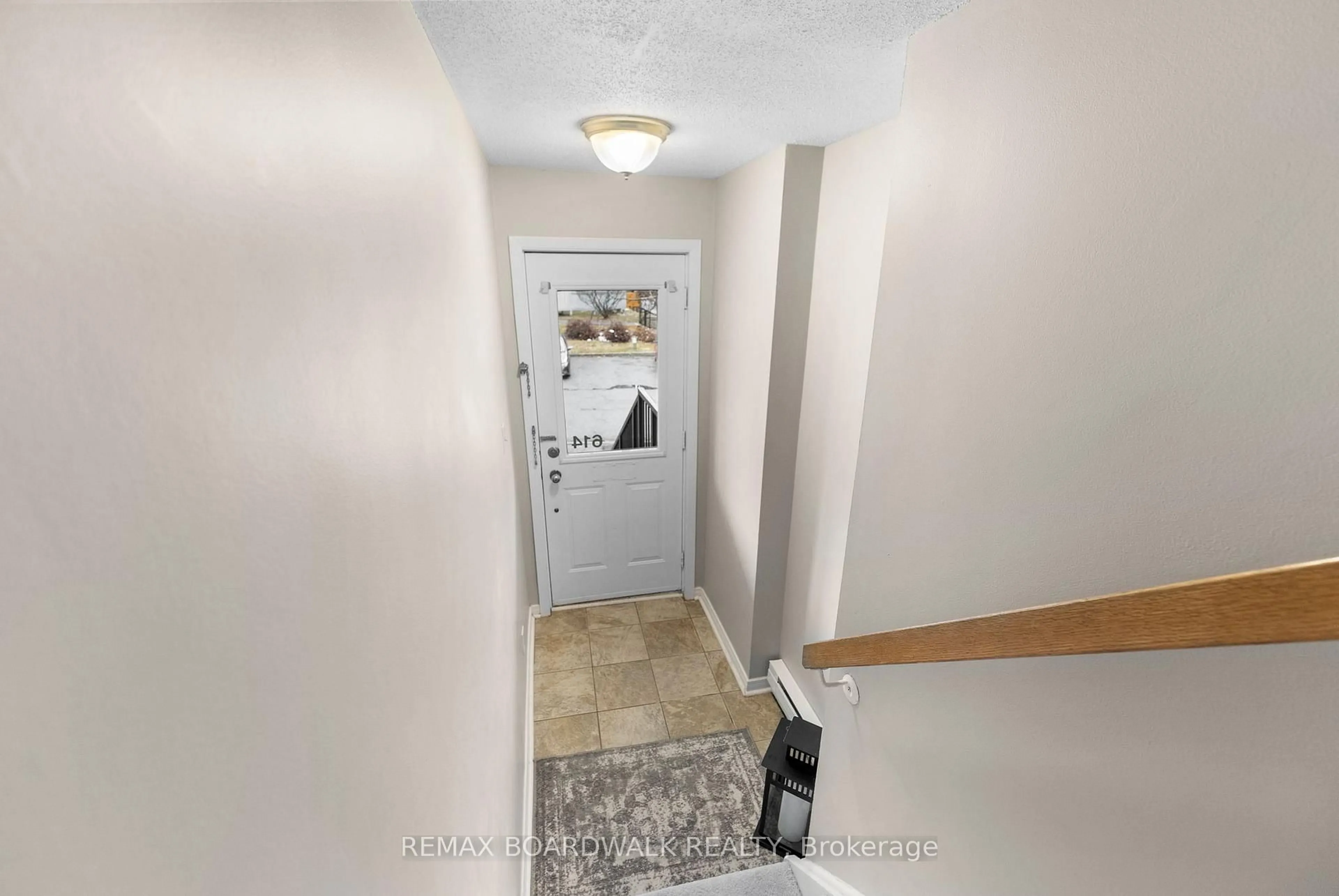 Indoor entryway for 614 Tanguay Crt, Ottawa Ontario K2L 3X3