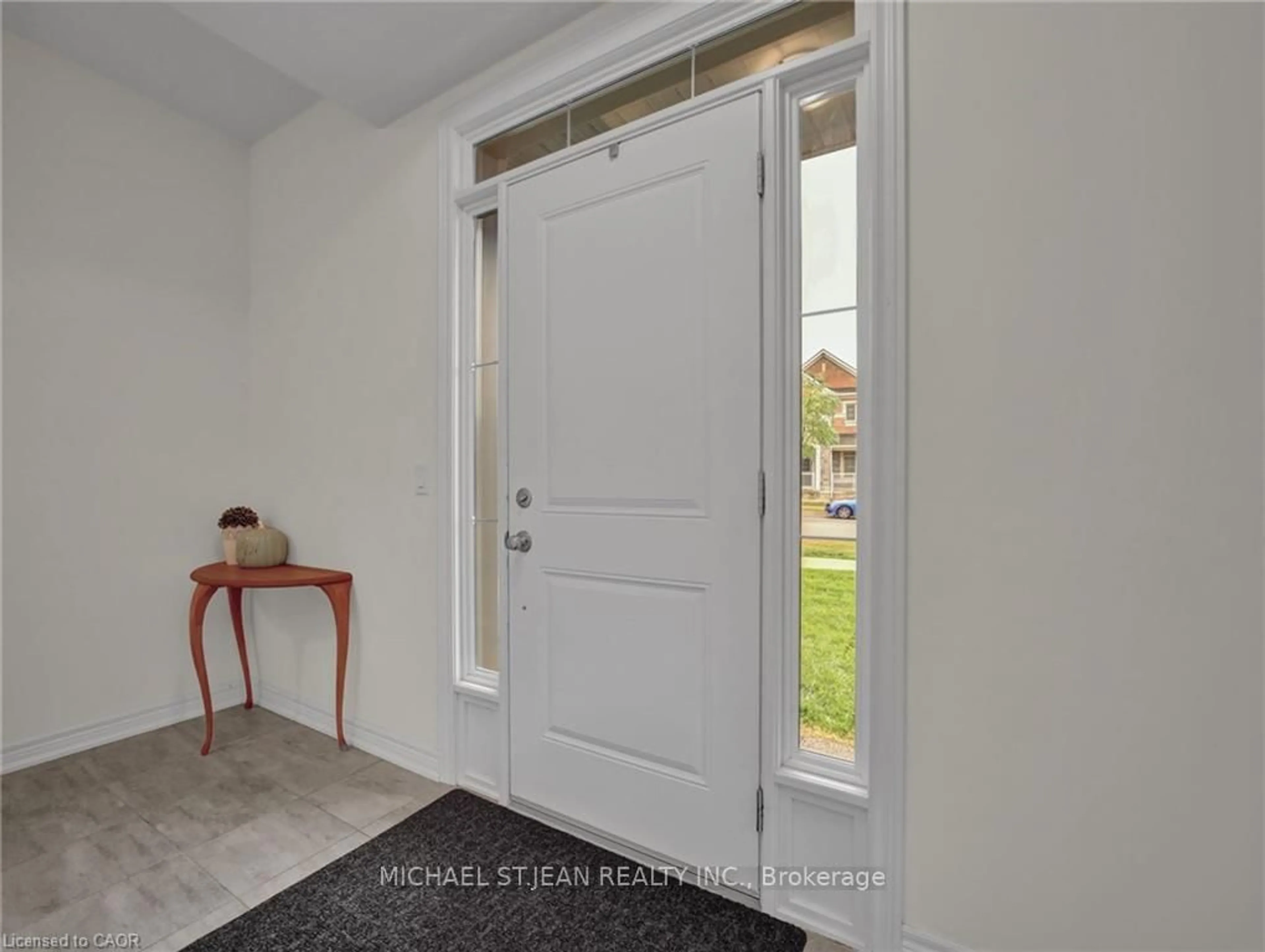 Indoor entryway for 101 Mallard Tr, Hamilton Ontario L8B 1W5