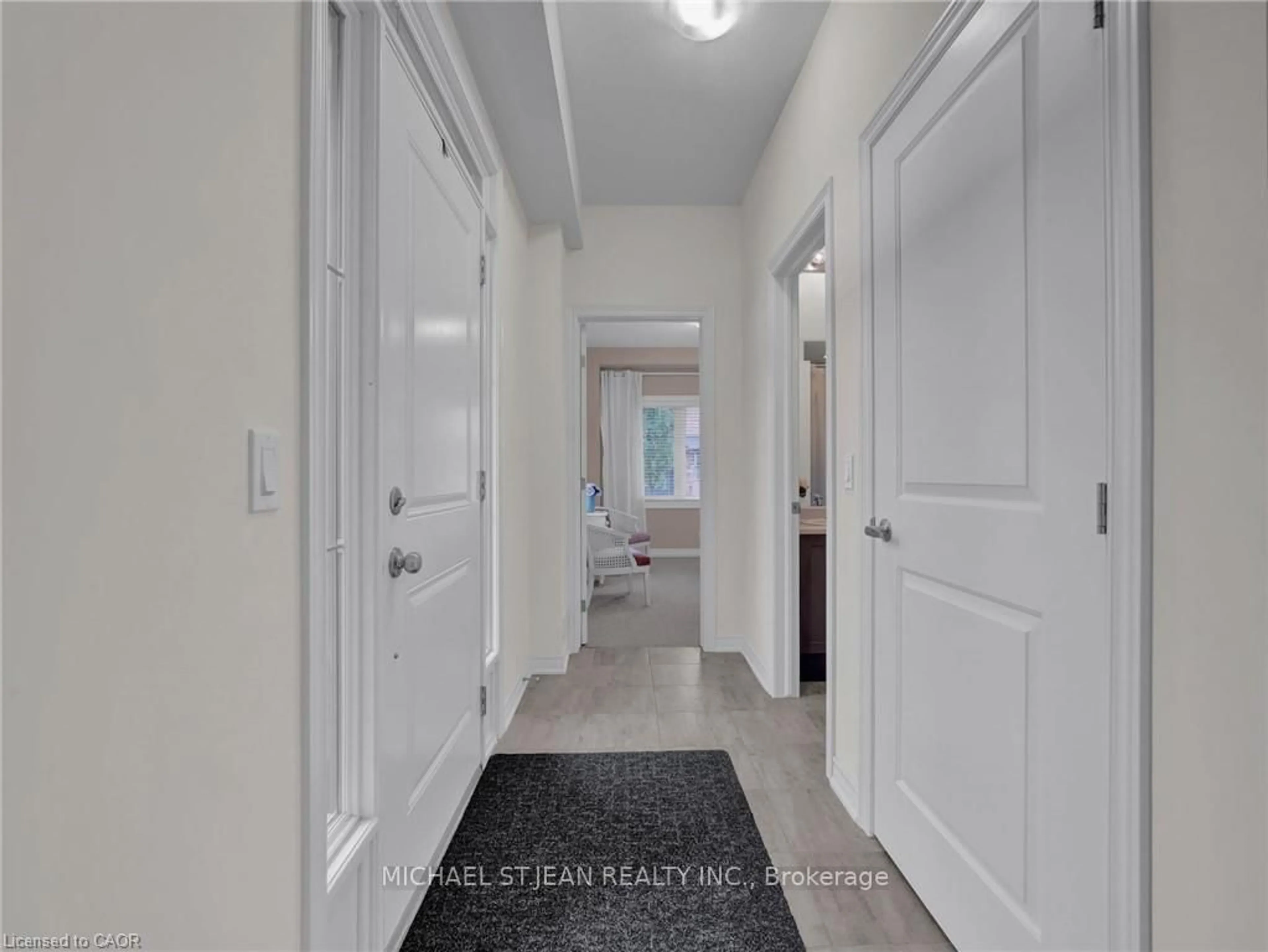 Indoor entryway for 101 Mallard Tr, Hamilton Ontario L8B 1W5