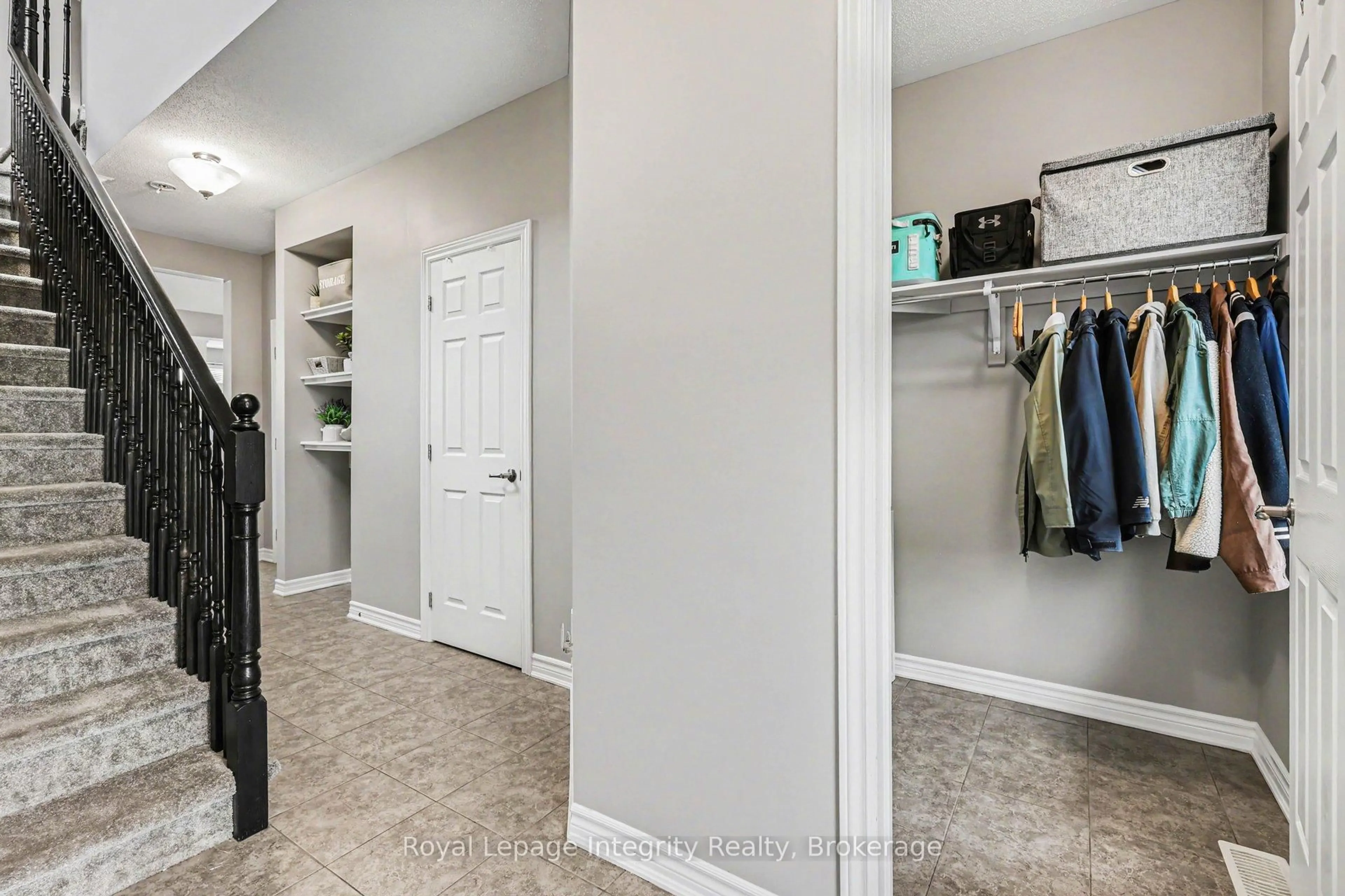 Indoor entryway for 530 Cope Dr, Ottawa Ontario K2V 0N8