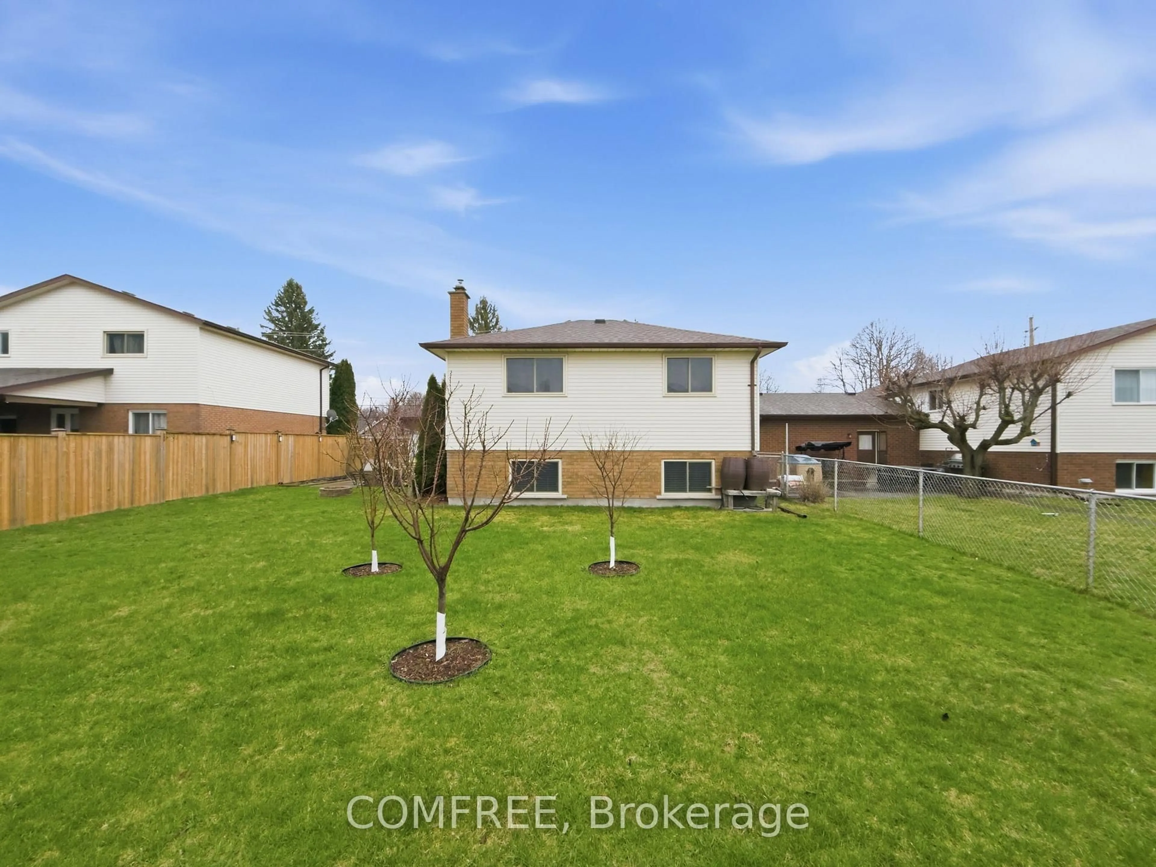 A pic from outside/outdoor area/front of a property/back of a property/a pic from drone, unknown for 6387 Riall St, Niagara Falls Ontario L2J 1Z4