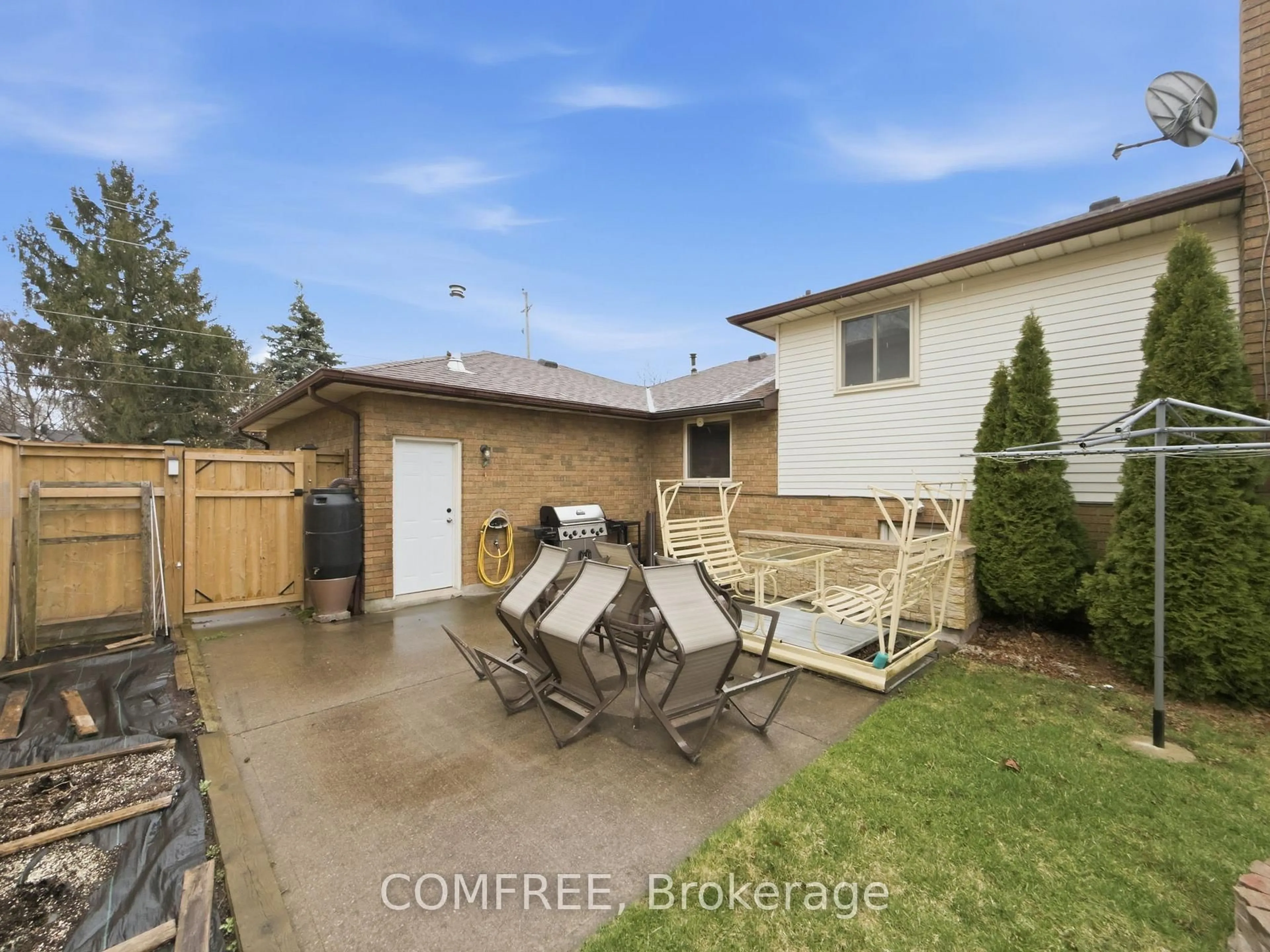 Patio, street for 6387 Riall St, Niagara Falls Ontario L2J 1Z4