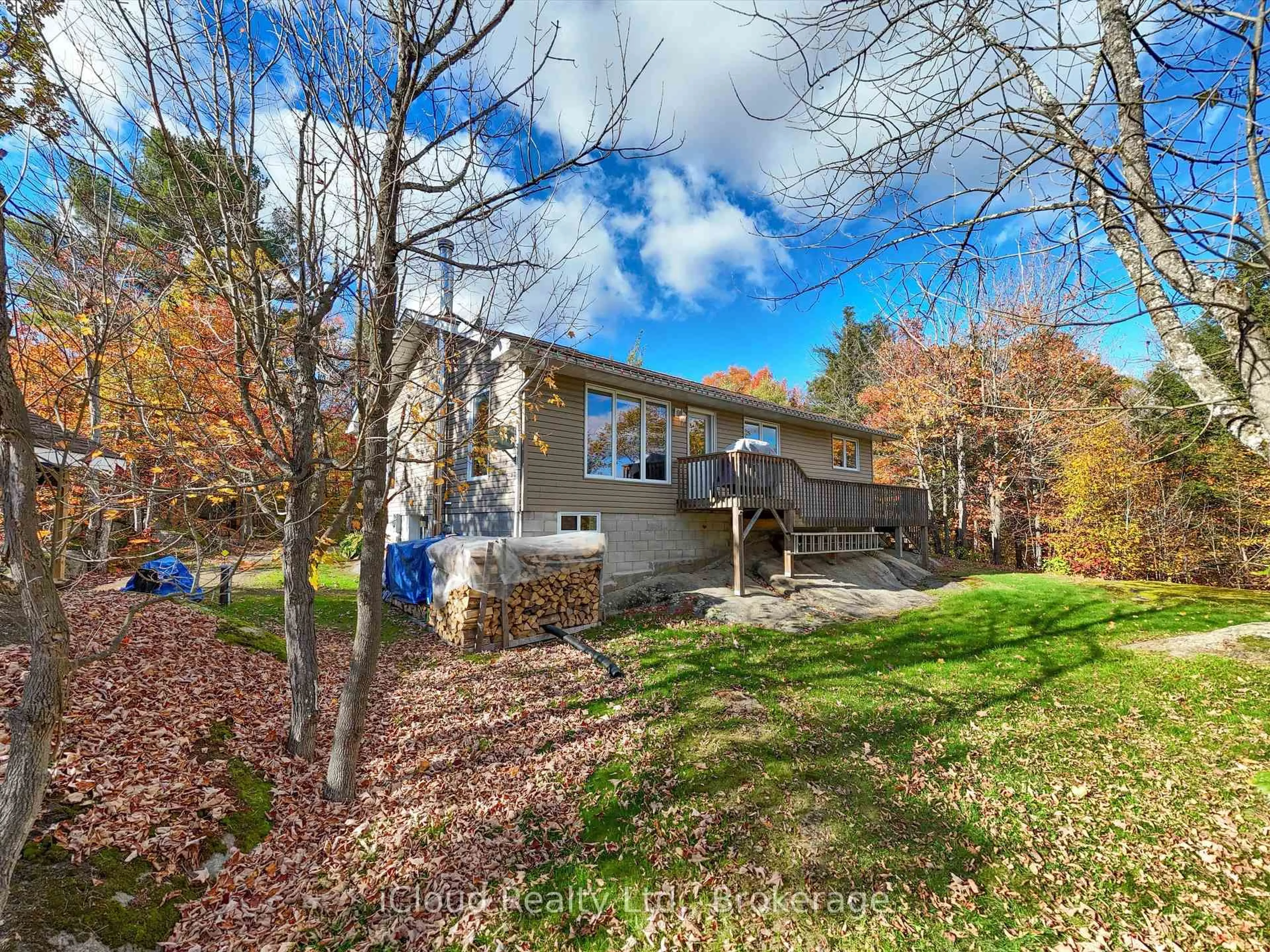 A pic from outside/outdoor area/front of a property/back of a property/a pic from drone, unknown for 6 Springhill Rd, McKellar Ontario P0G 1C0