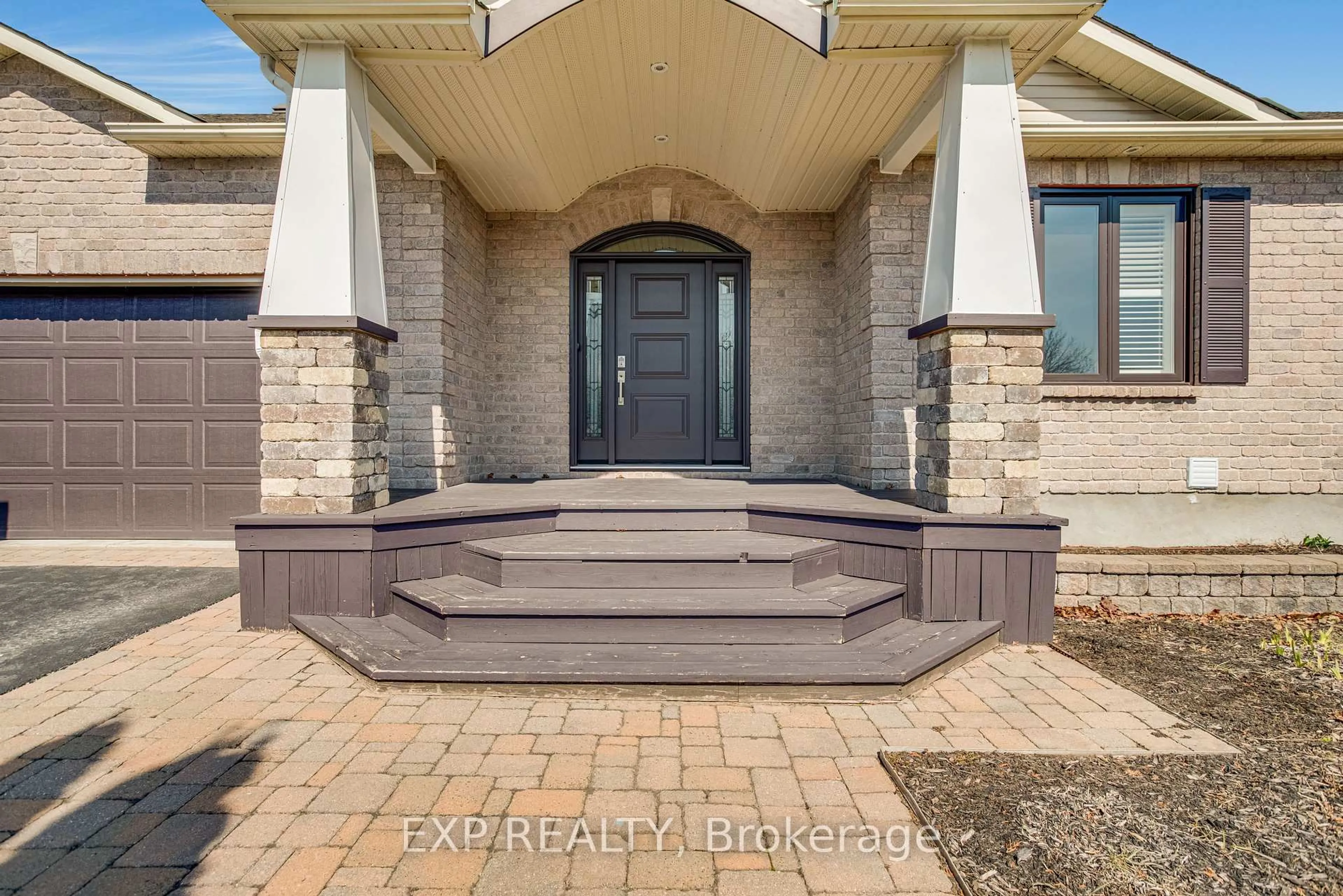 Indoor entryway for 6645 Tommary Dr, Ottawa Ontario K4P 1G8