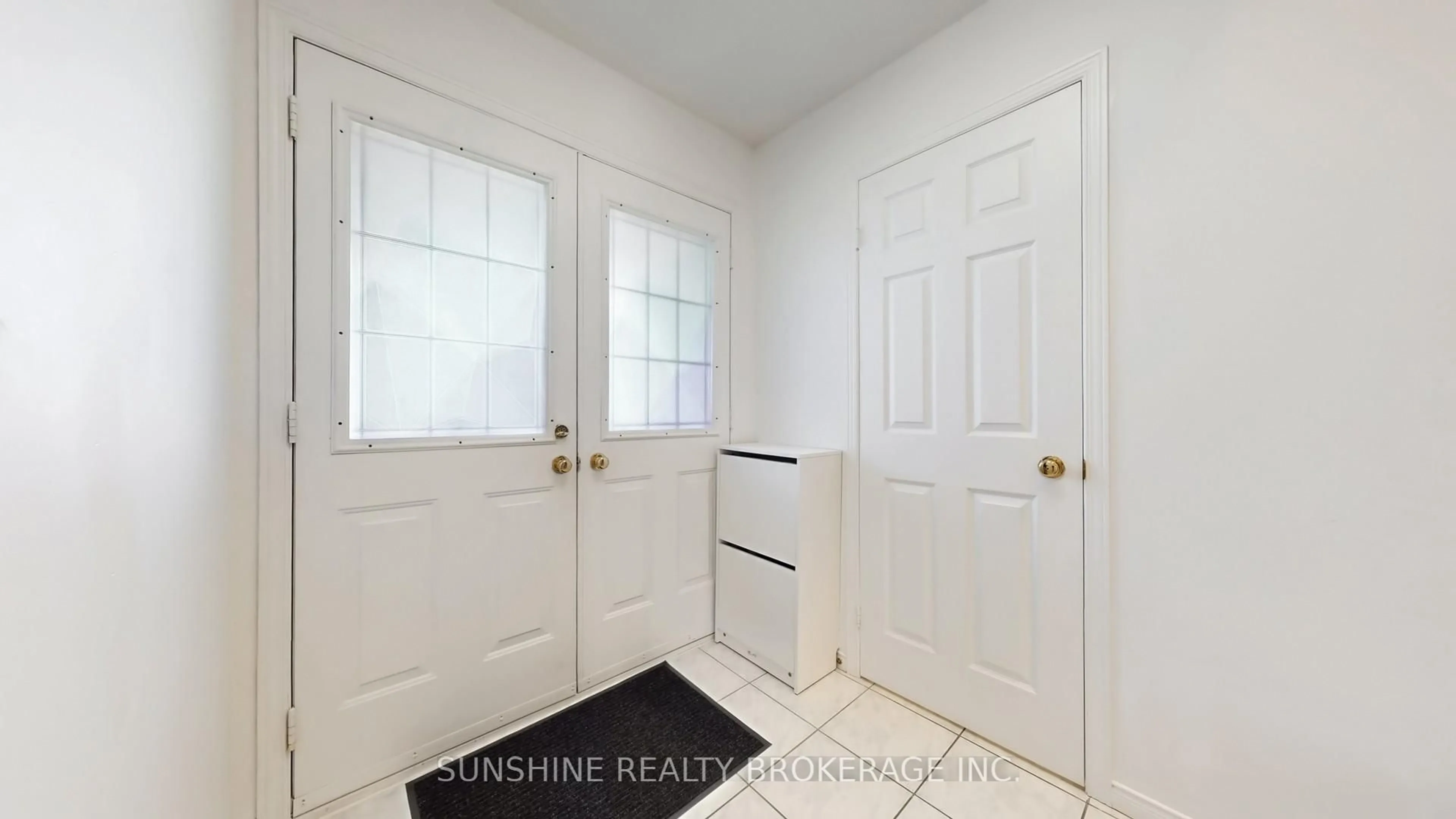 Indoor entryway for 201 Fano Dr, Hamilton Ontario L8W 3X3