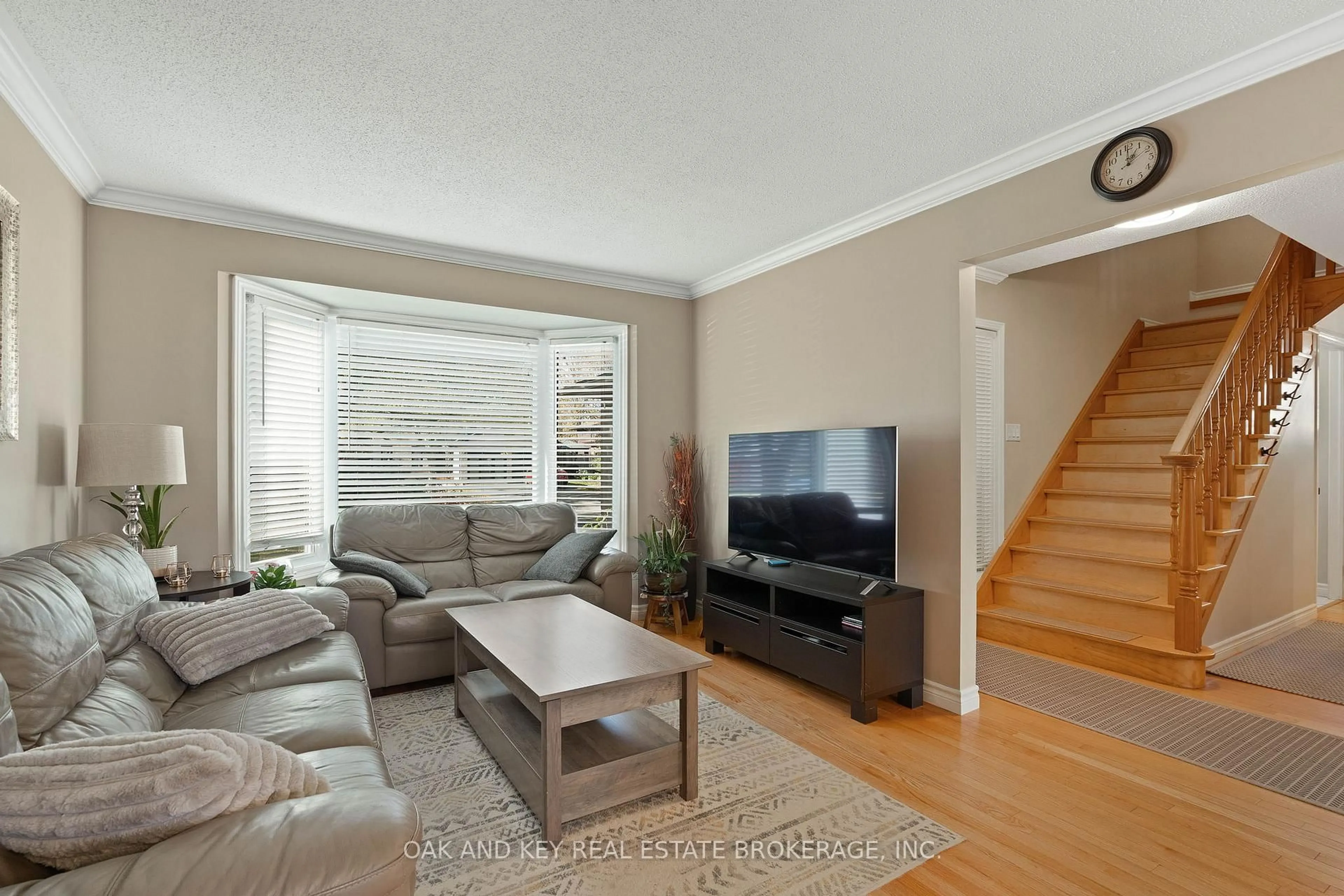 Living room with furniture, wood/laminate floor for 143 Golfview Rd, London South Ontario N6C 5V4