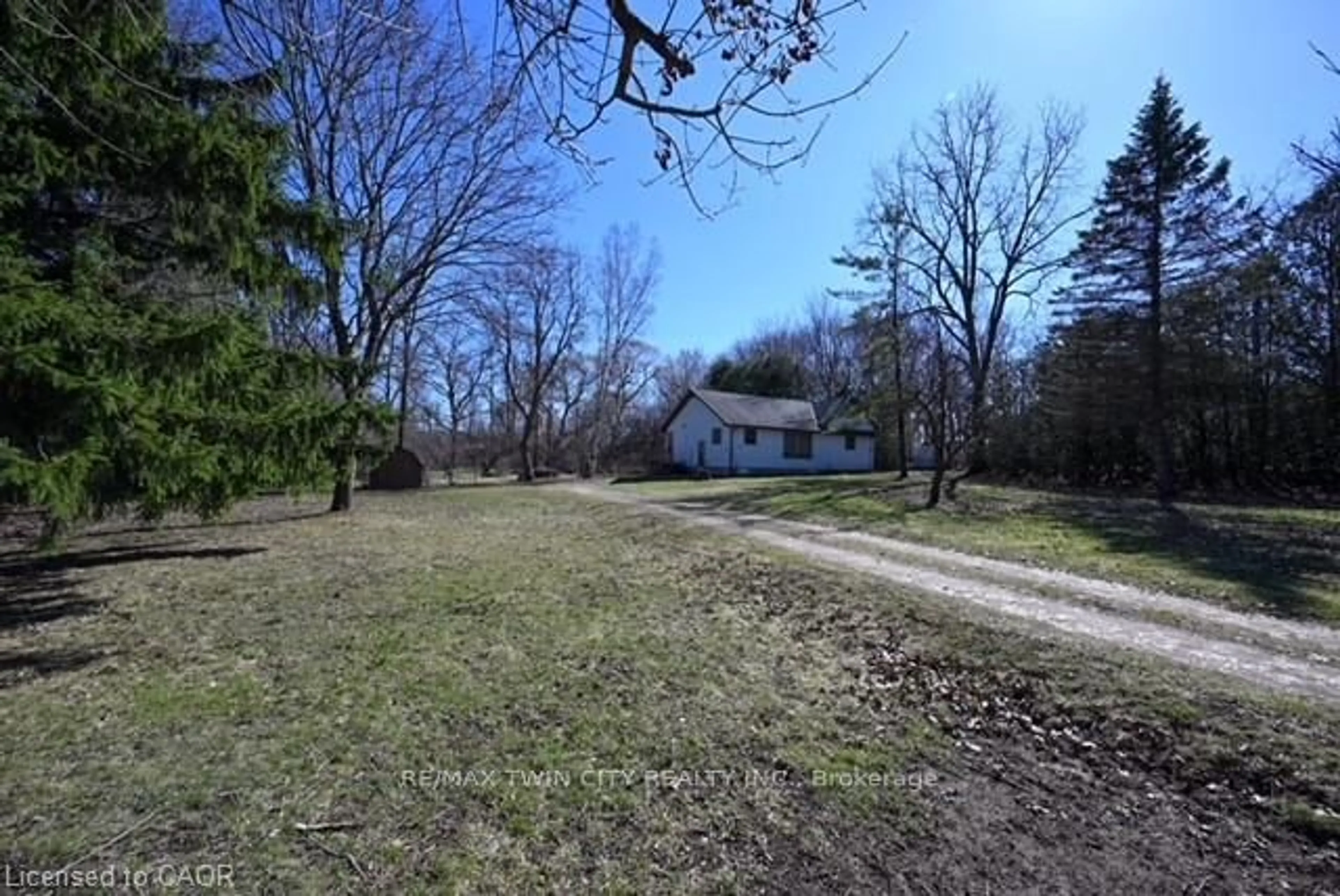 A pic from outside/outdoor area/front of a property/back of a property/a pic from drone, unknown for 1145 Main St, Cambridge Ontario N1R 5S7