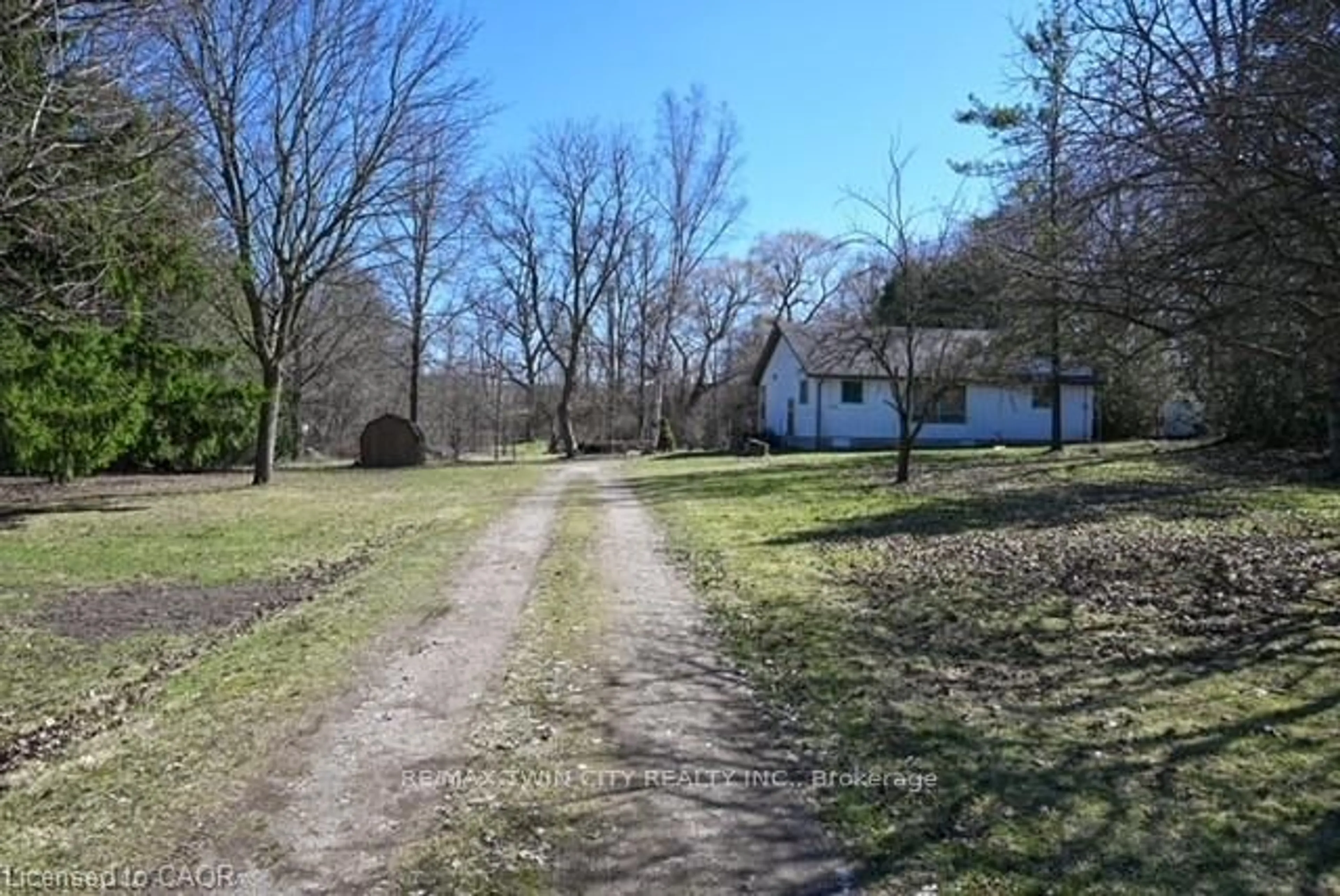 A pic from outside/outdoor area/front of a property/back of a property/a pic from drone, street for 1145 Main St, Cambridge Ontario N1R 5S7