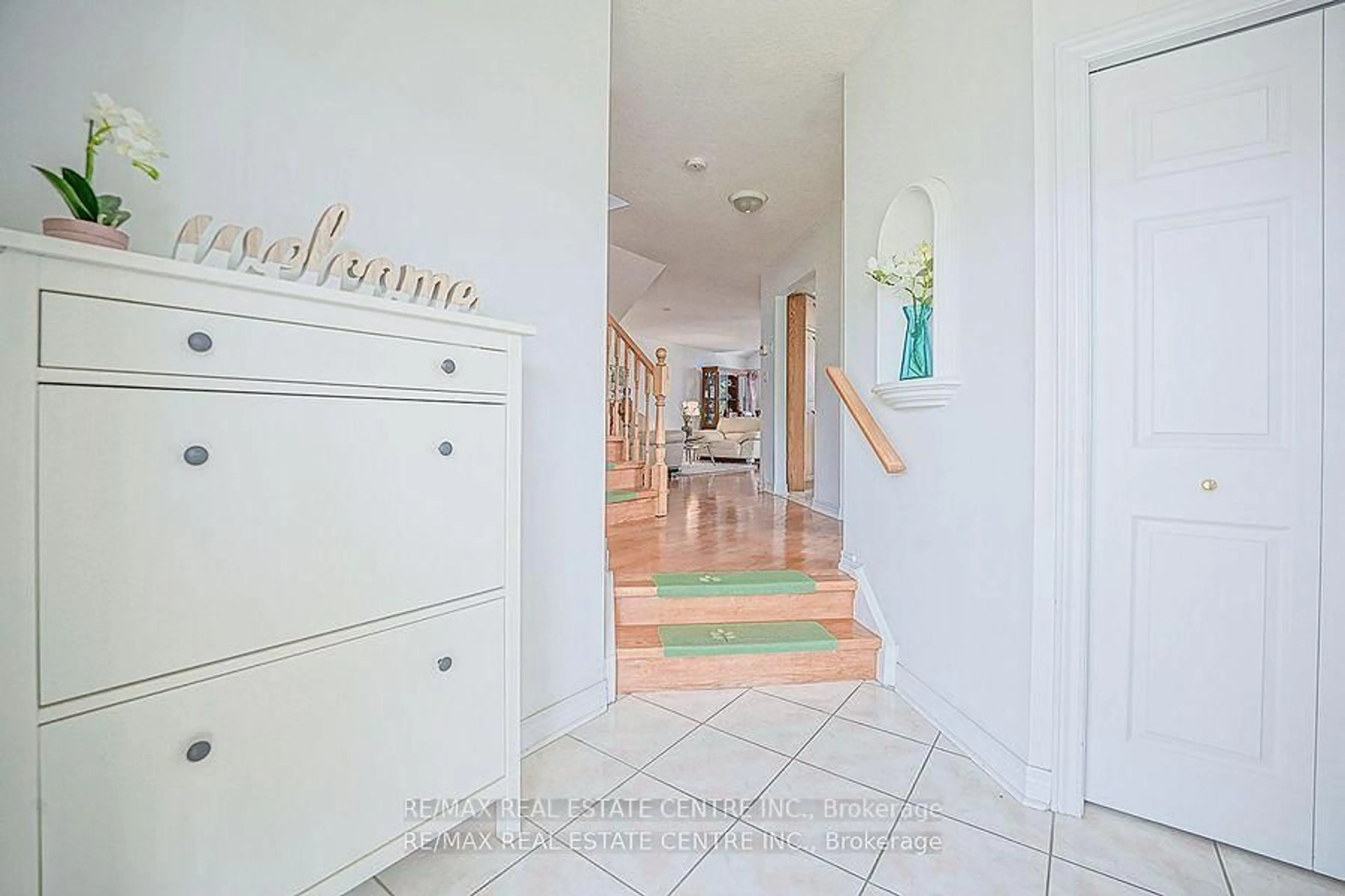 Indoor entryway for 39 Mcarthur Dr, Guelph Ontario N1L 1S2