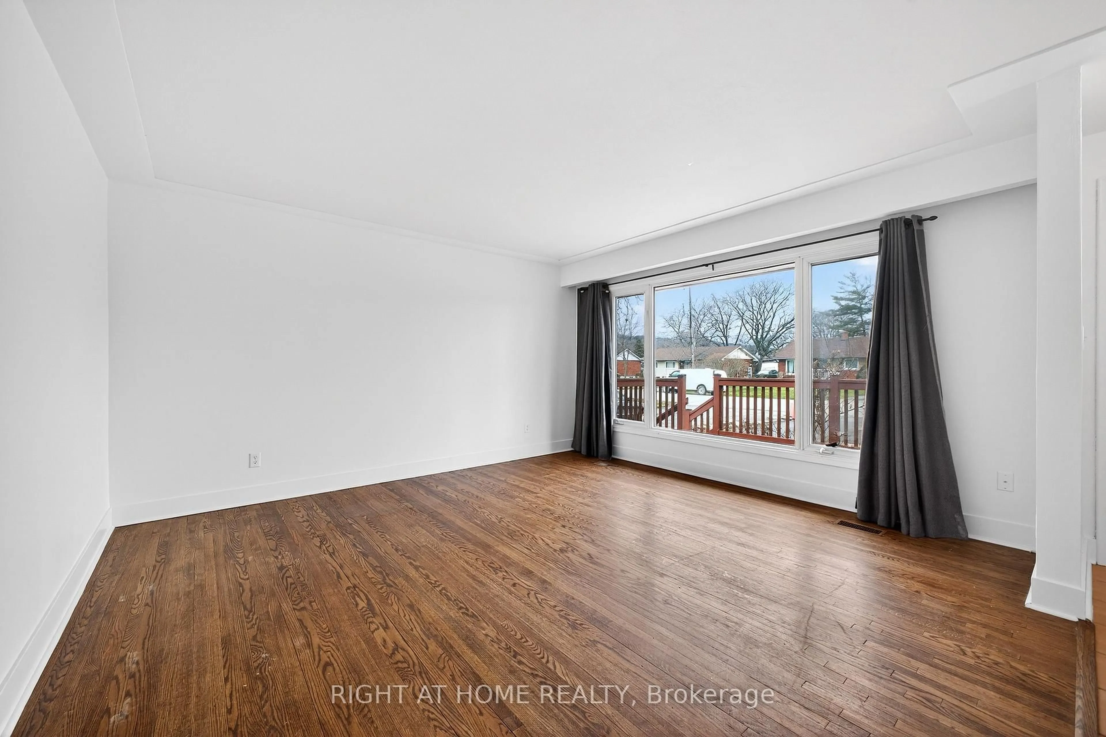 A pic of a room for 226 Bel Air Ave, Hamilton Ontario L8E 5K2