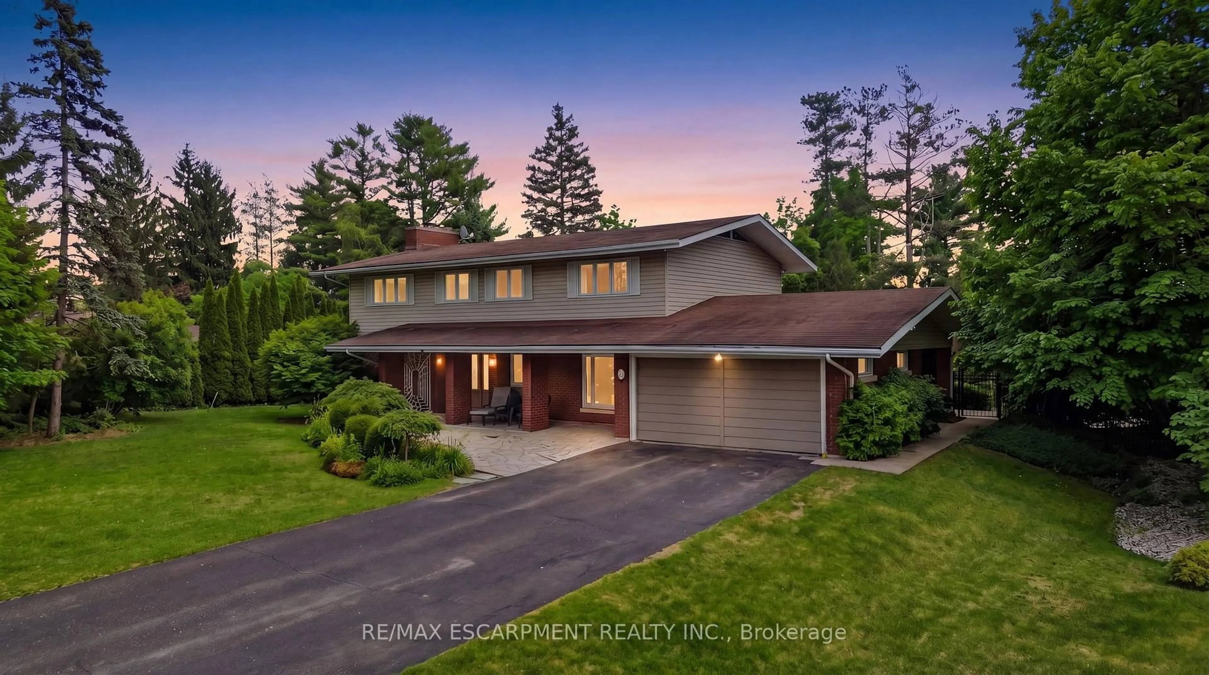 A pic from outside/outdoor area/front of a property/back of a property/a pic from drone, street for 6 Summit Circ, Norfolk Ontario N3Y 3K8