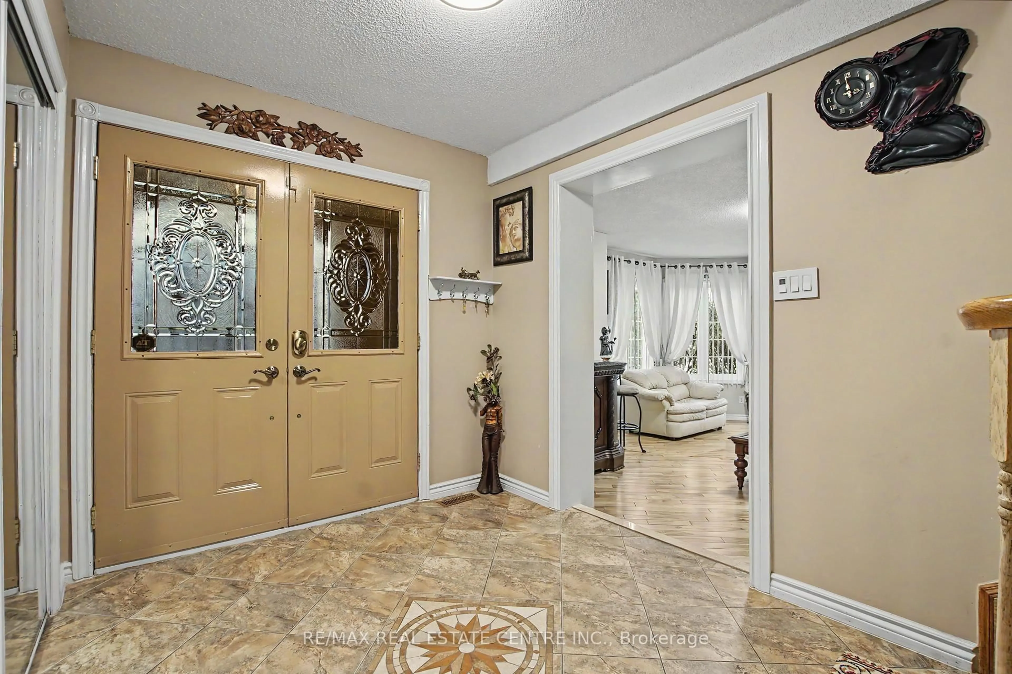 Indoor entryway for 342 Saginaw Pkwy, Cambridge Ontario N1T 1R8