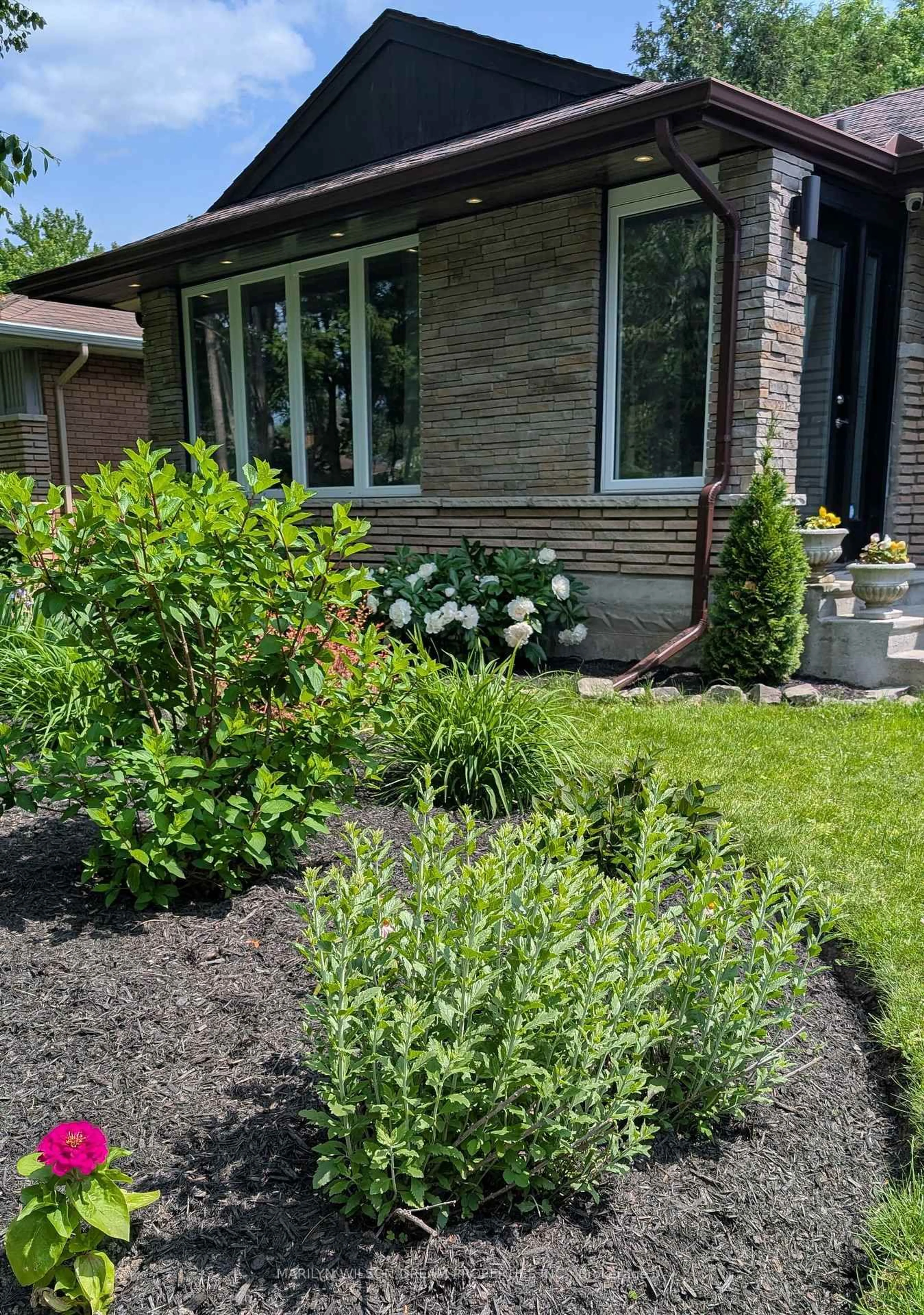 Unknown for 2105 Bangor St, Ottawa Ontario K1G 2X6