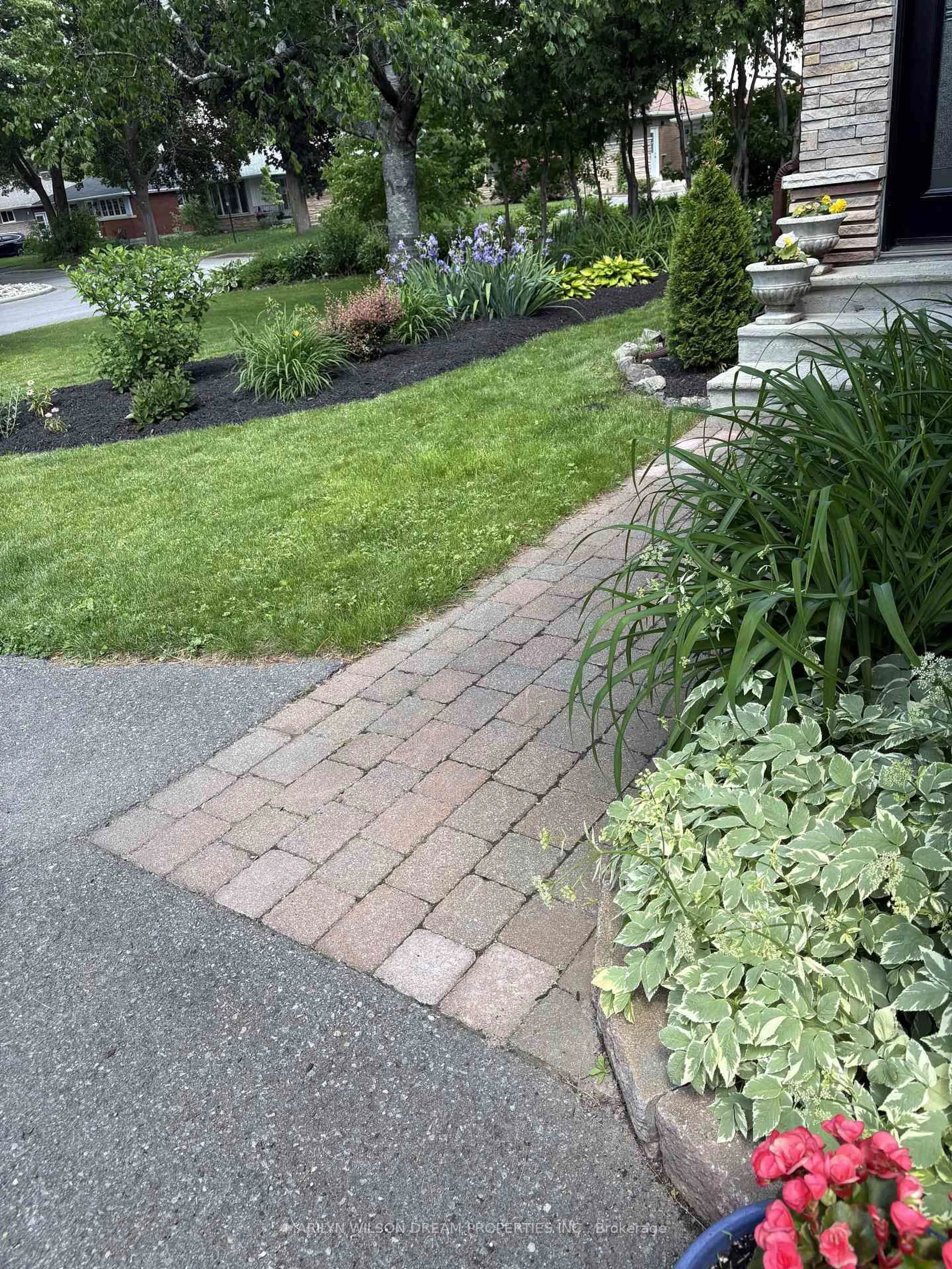 Patio, street for 2105 Bangor St, Ottawa Ontario K1G 2X6